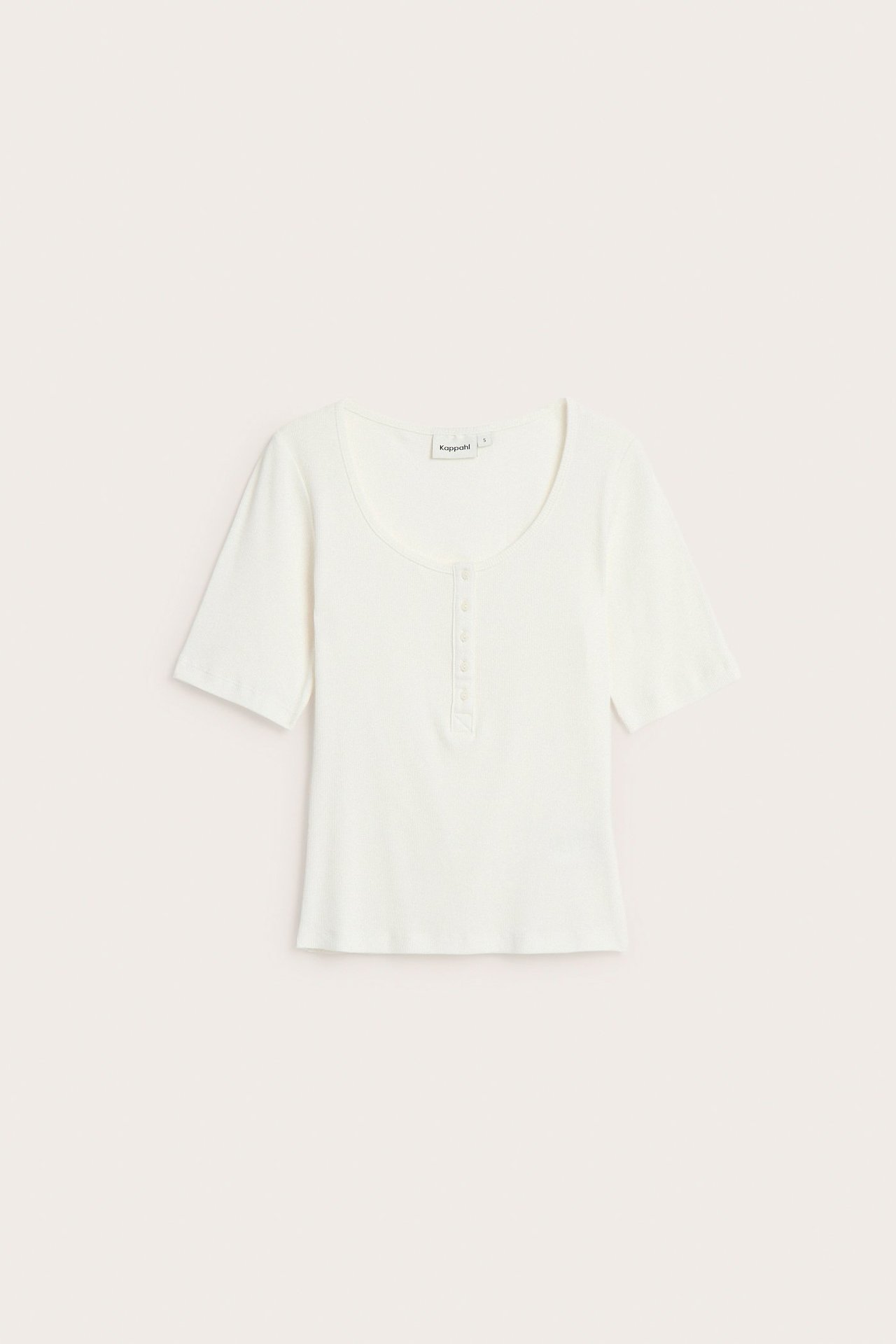 Widok z przodu na kremowy prążkowany top z krótkim rękawem, okrągłym dekoltem i zapięciem na guziki.
