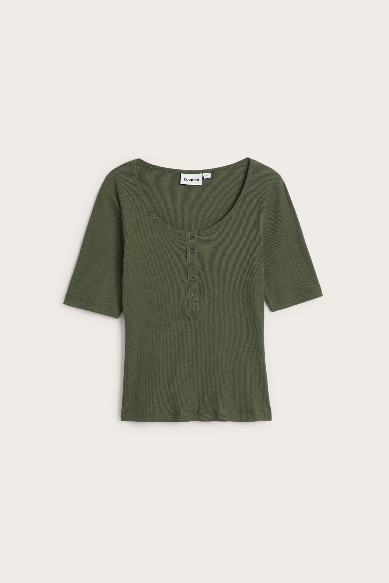 Edestä, vihreä ribattu slim-fit toppi lyhyillä hihoilla ja napitetulla pyöreällä pääntiellä.