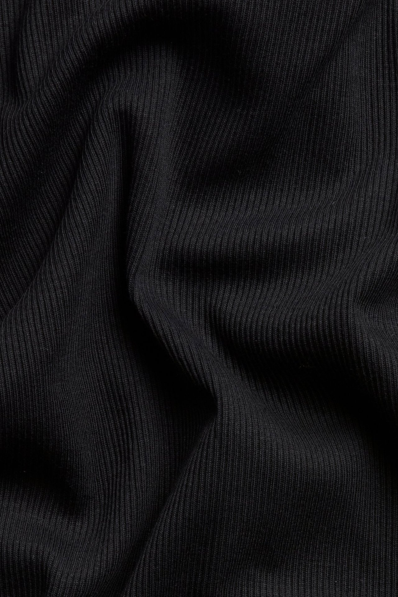 Zbliżenie na czarny, prążkowany materiał z mieszanki bawełny o strukturalnym wzorze.