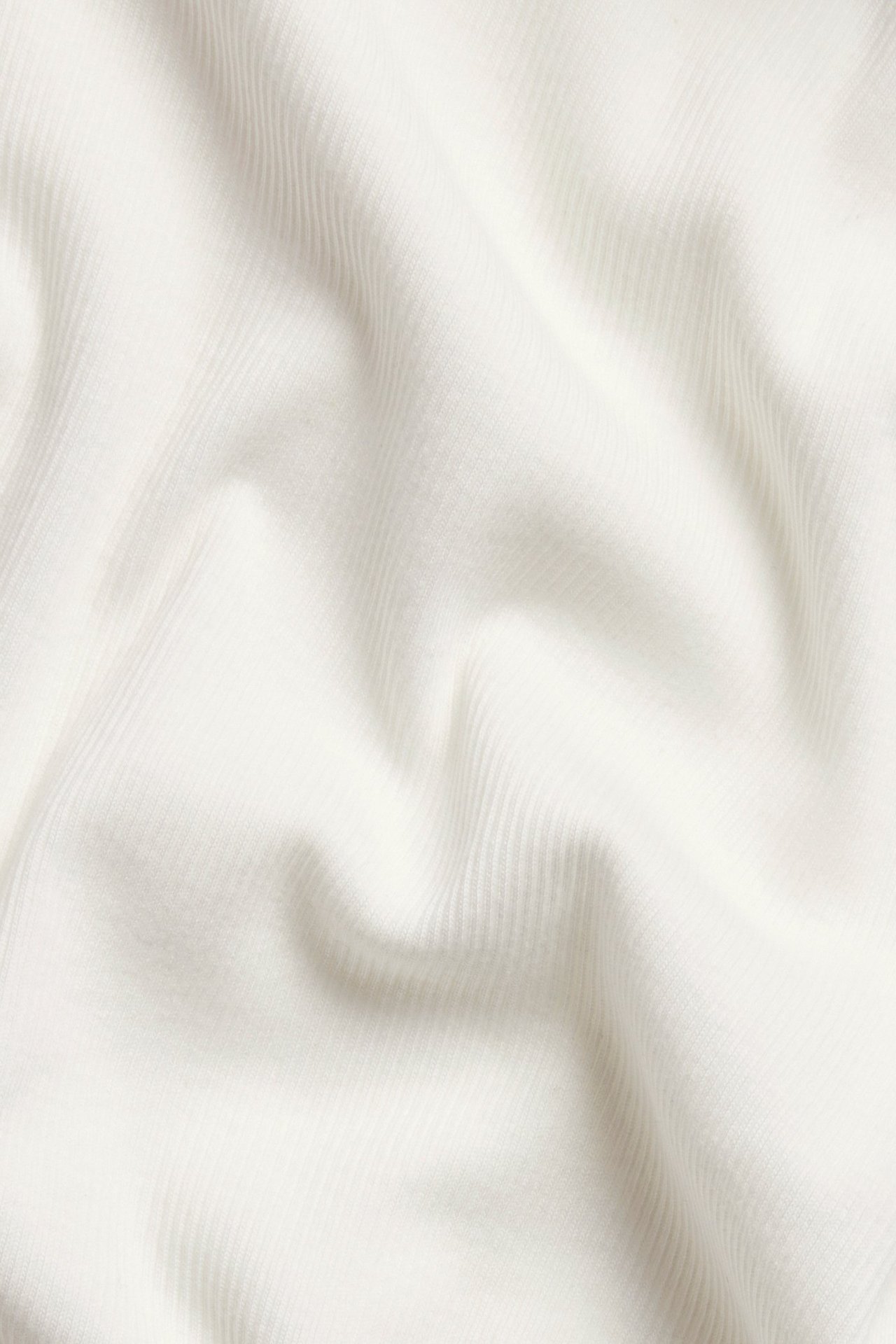 Zbliżenie na materiał w kolorze złamanej bieli, cienki prążkowany, bawełniany, na golf.