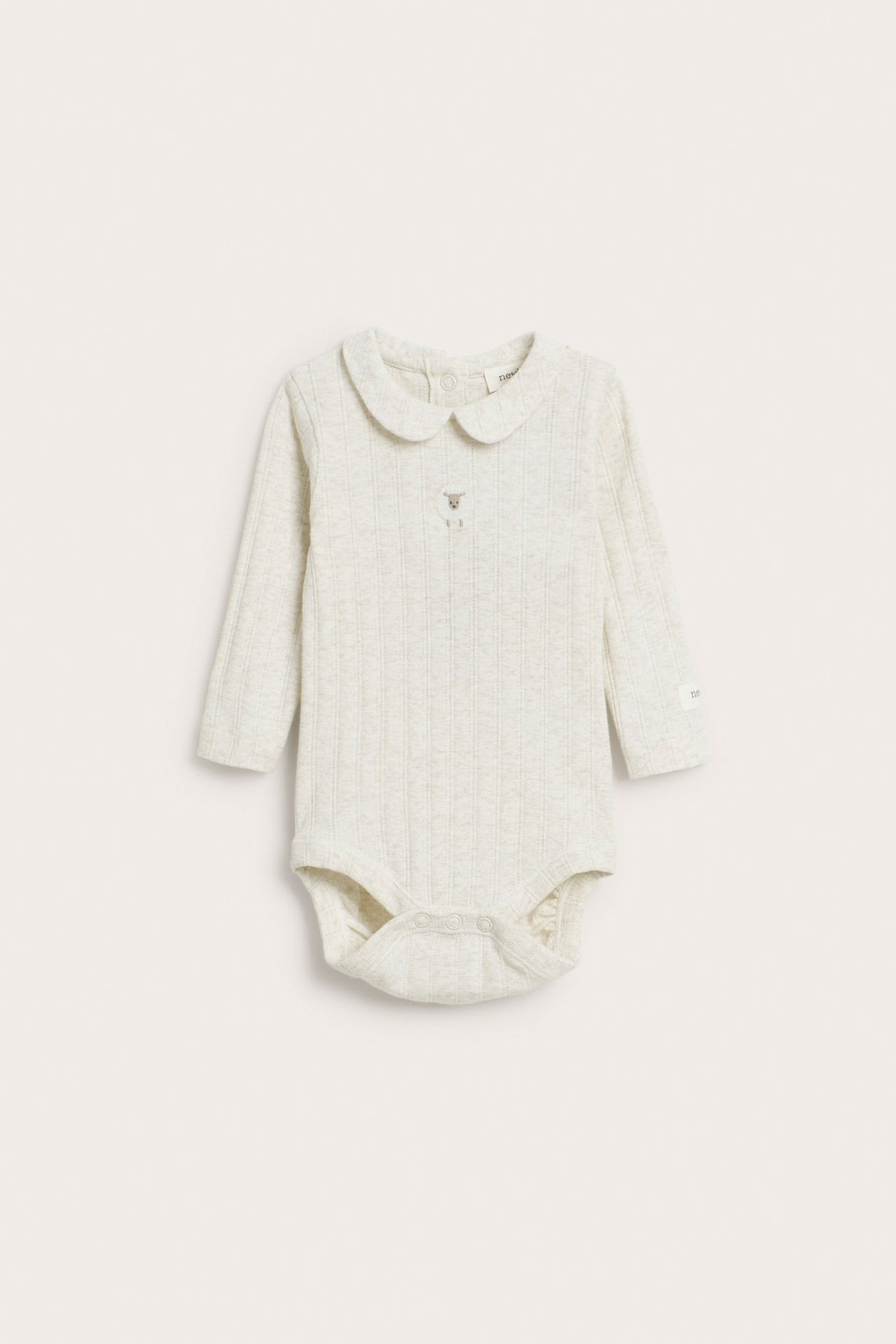 Frontvy av en baby beige melange långärmad pointelle rib body med krage och brodyr av ett får.
