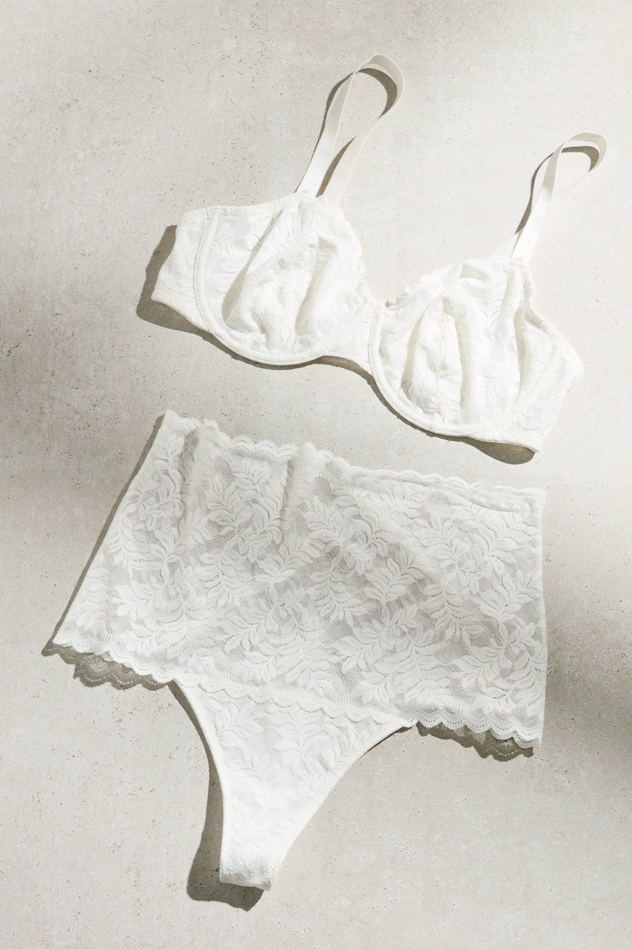 Ovenfra: Kremhvit høy midje blondestring og matchende blonde-bh.