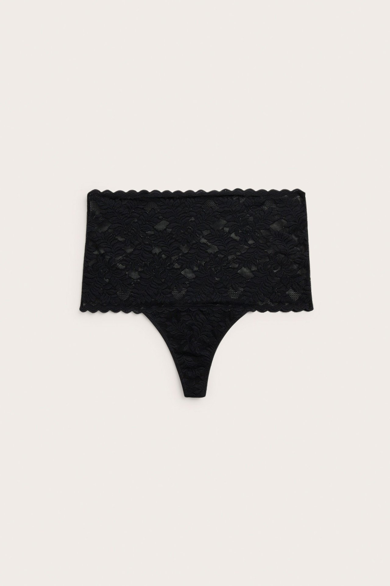Widok z przodu czarnych, koronkowych stringów z wysokim stanem i falistym brzegiem.