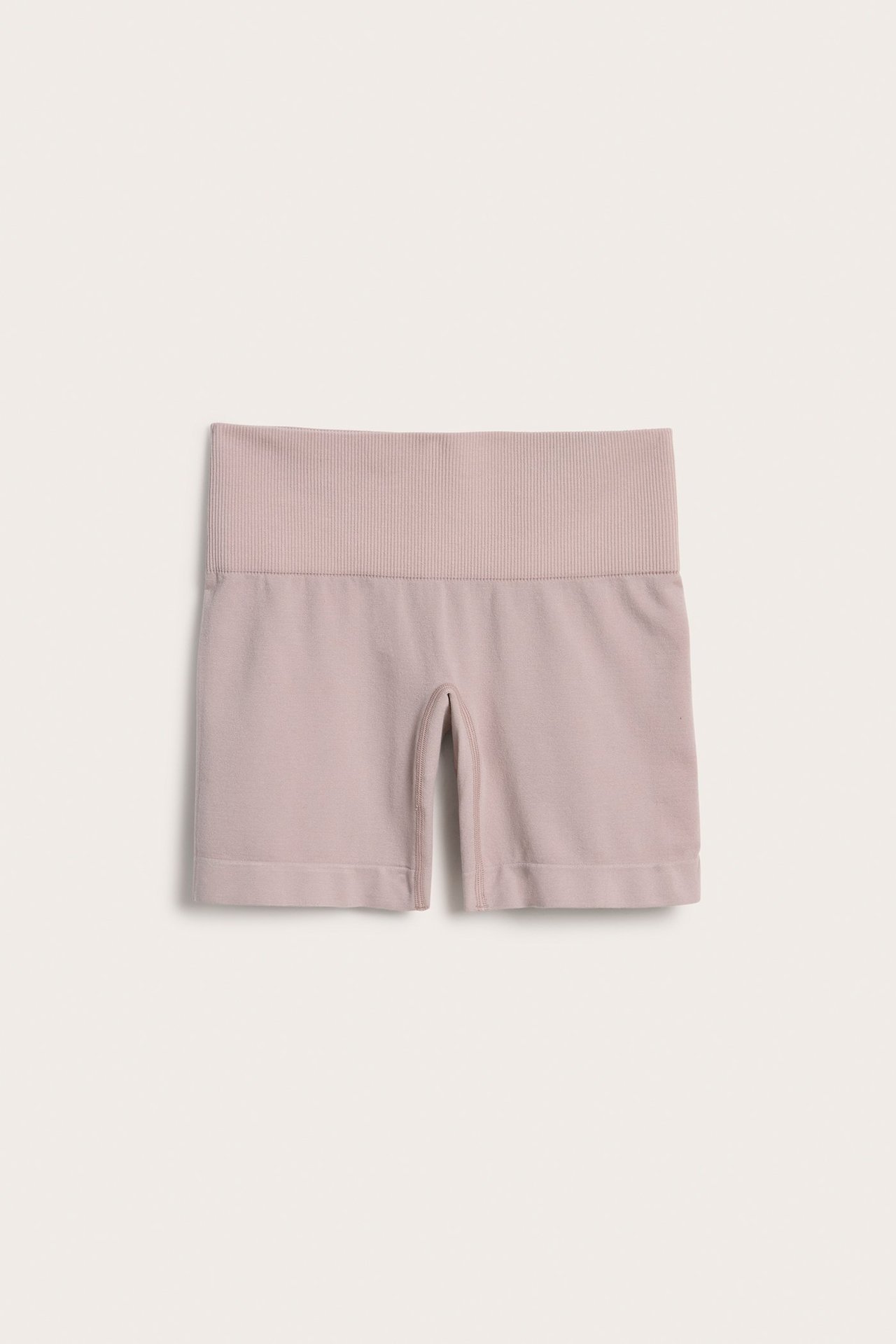 Frontvisning: Ensfargede rosa bomullsmiks-shorts med bred ribbet linning.