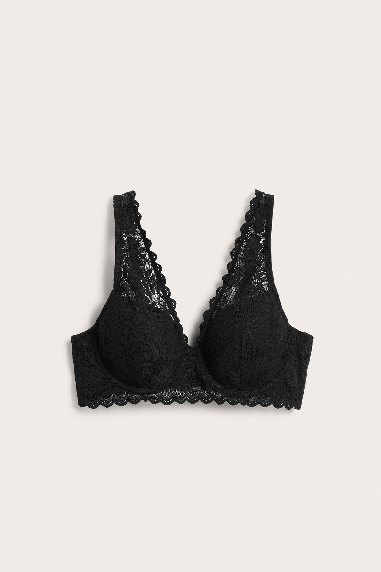 Forfra: En svart vattert blonde-BH med bøyle og bølgete kanter.