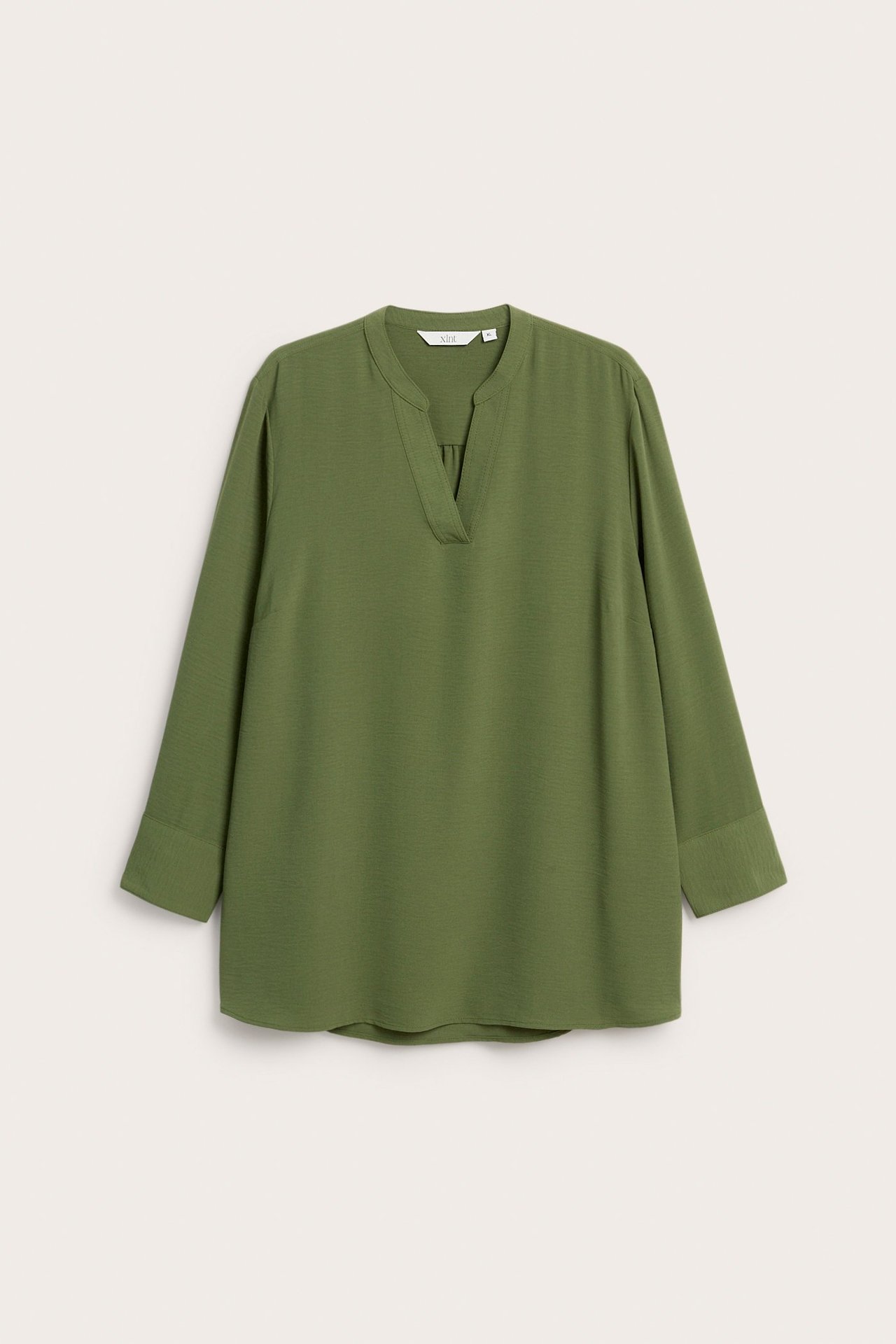 Widok z przodu ciemnozielonej bluzki poliestrowej z dekoltem w serek i długimi rękawami.