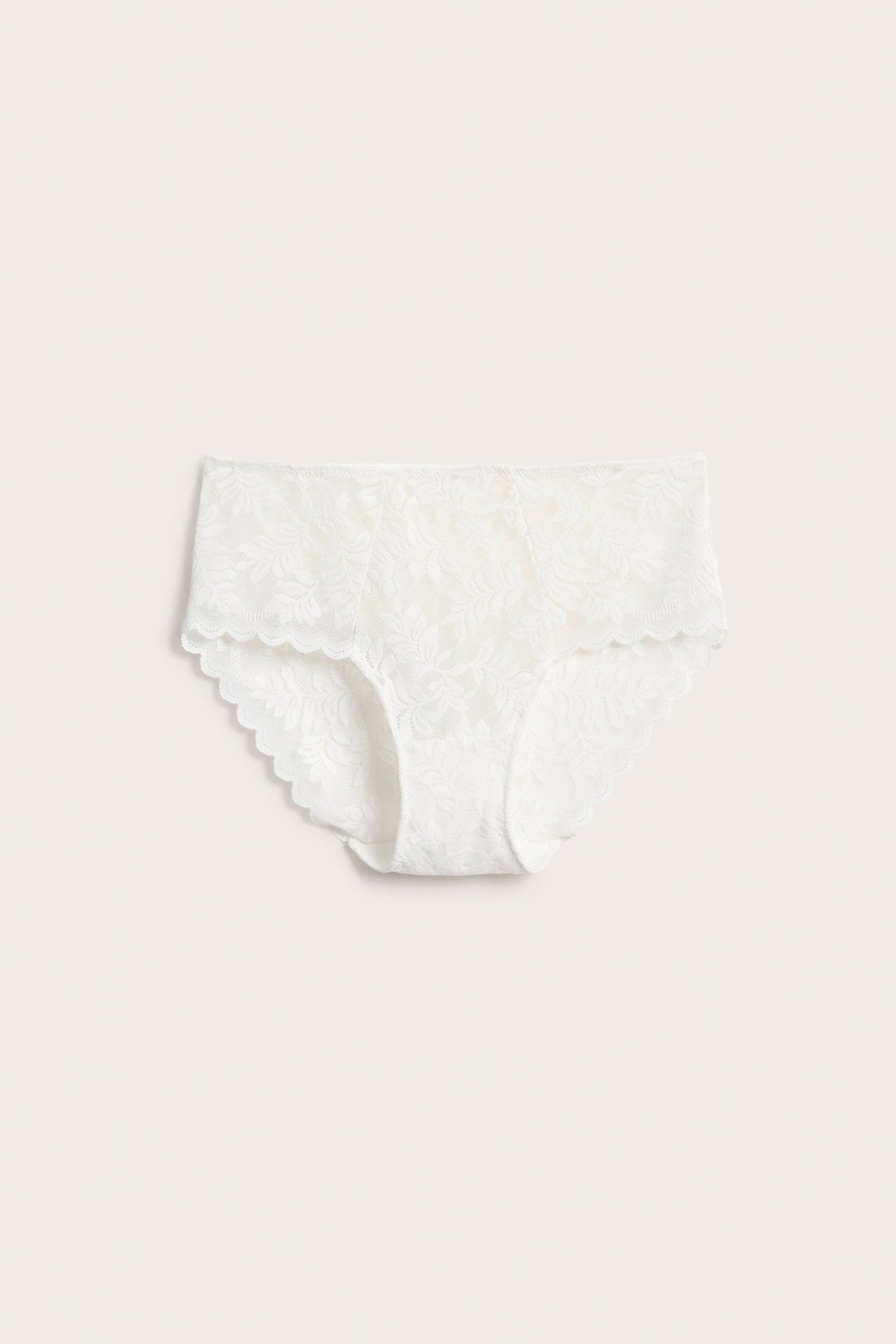 Forfra, offwhite blonde truser i briefmodell med blomstermønster og bølgete kanter.