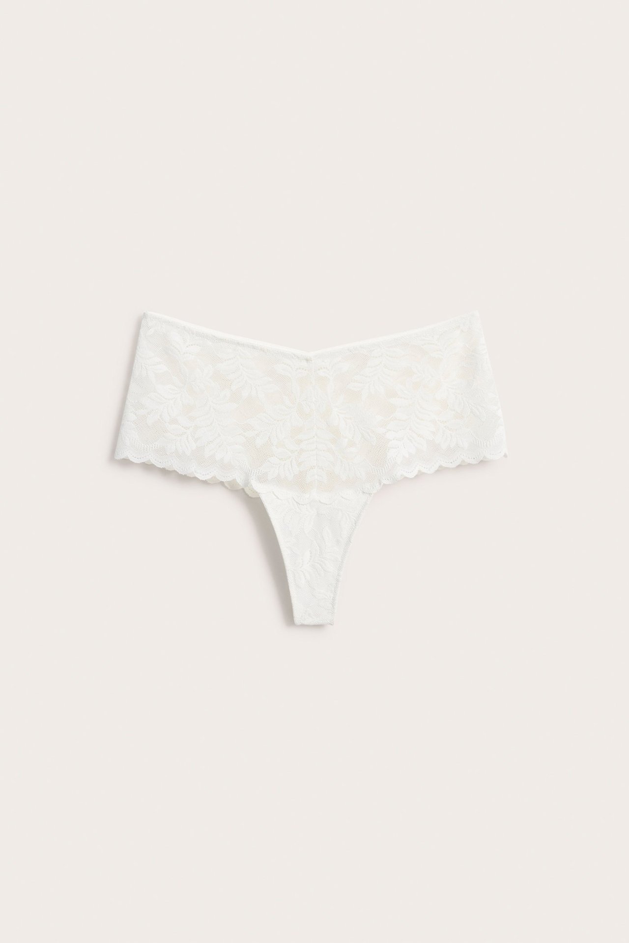 Frontvisning av offwhite blondestringtruse med V-formet høyt liv og bølgete kanter.