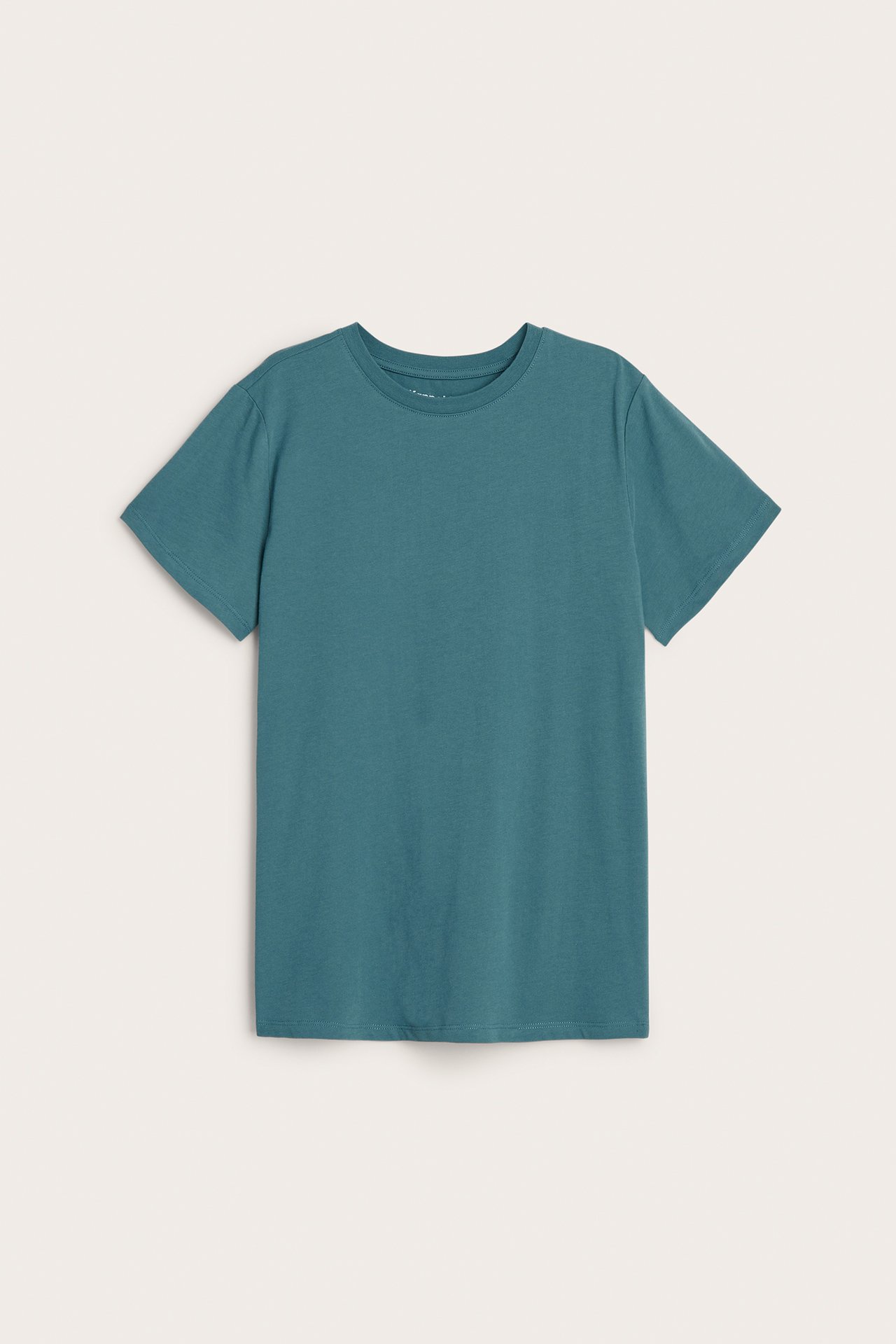 Widok z przodu: gładki zielony bawełniany t-shirt z krótkimi rękawami i prążkowanym okrągłym dekoltem.