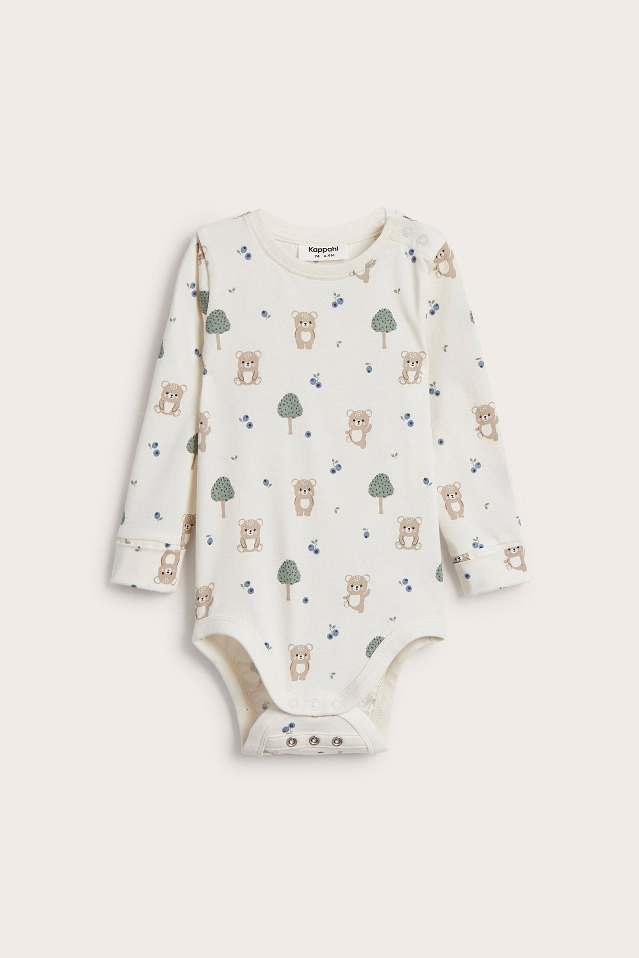 Edestä näkymä luonnonvalkoisesta vauvan body-paidasta, jossa on karhu- ja puukuvio, neppareilla.