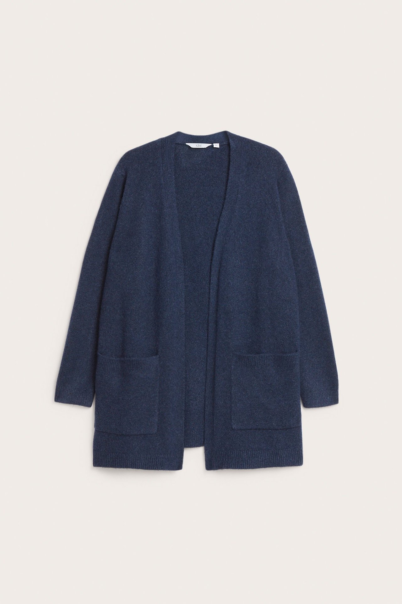 Edestä näkymä: pitkä, tummansininen meleerattu neulejakku avoimella etuosalla ja kahdella taskulla.