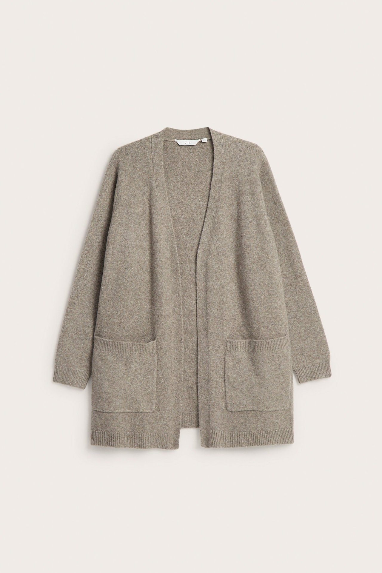 Framifrån: Lång, öppen beige melerad stickad kofta med två fickor.