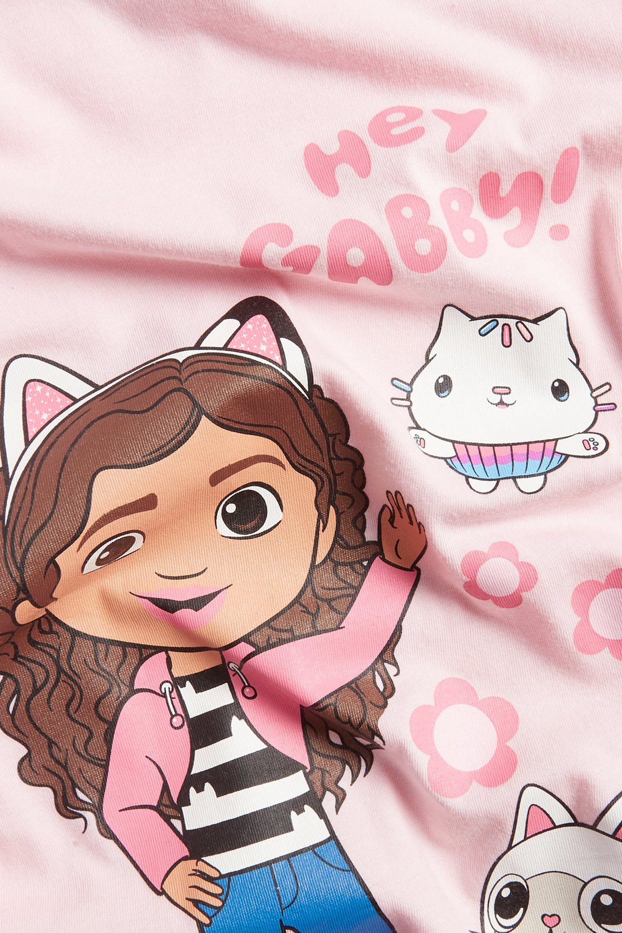 Zbliżenie przodu różowej bawełnianej koszuli nocnej z długim rękawem z nadrukiem postaci z Domku Gabi.