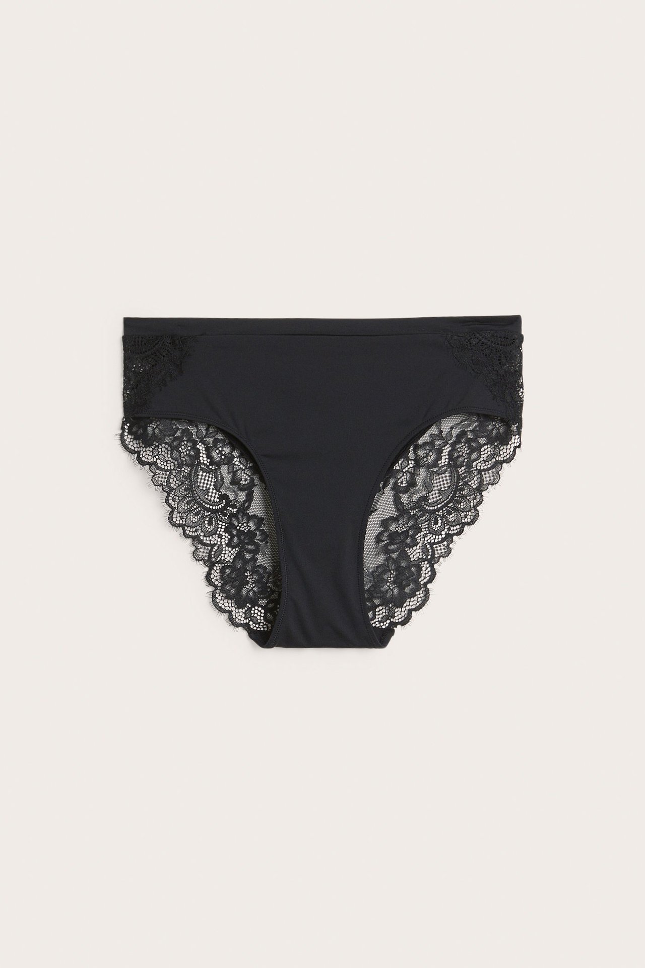 Frontvisning av svarte dame-micro-briefs med blondedetaljer på sidene og bak.