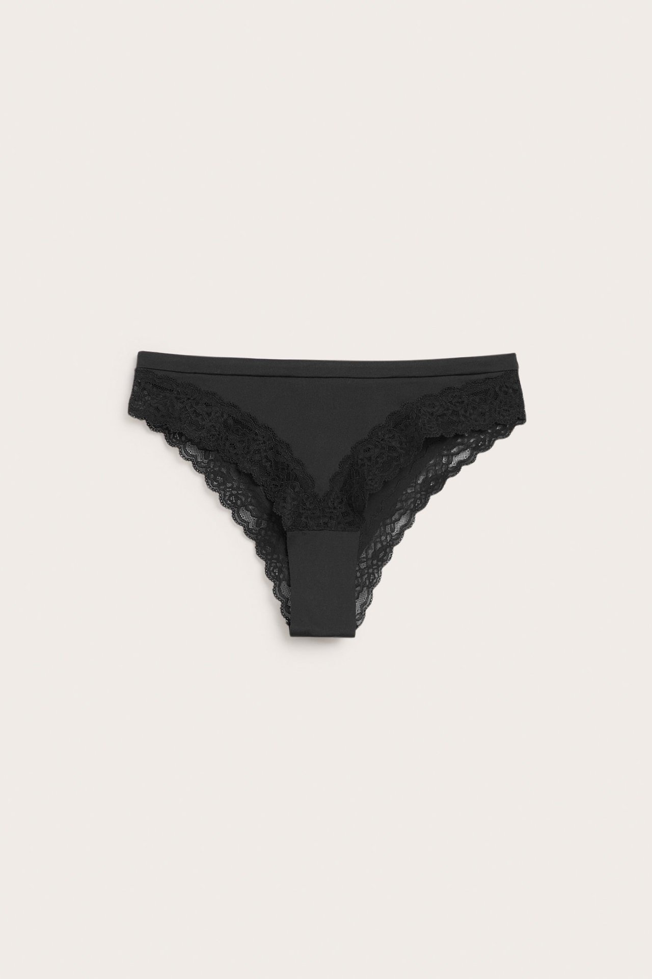 Forfra, svarte micro brazilian truser for dame med blondedetaljer ved benåpningene.