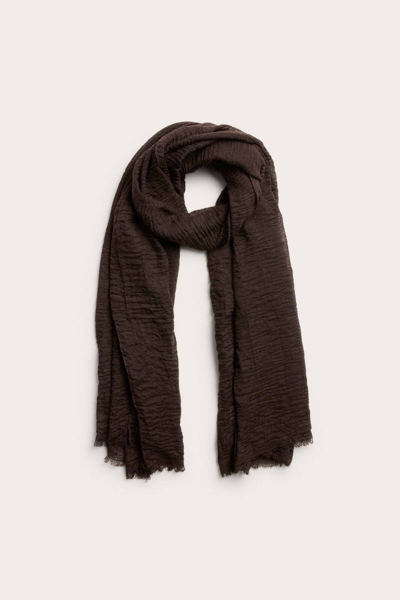 Framifrån, en draperad enfärgad vinröd krinklad polyesterscarf.