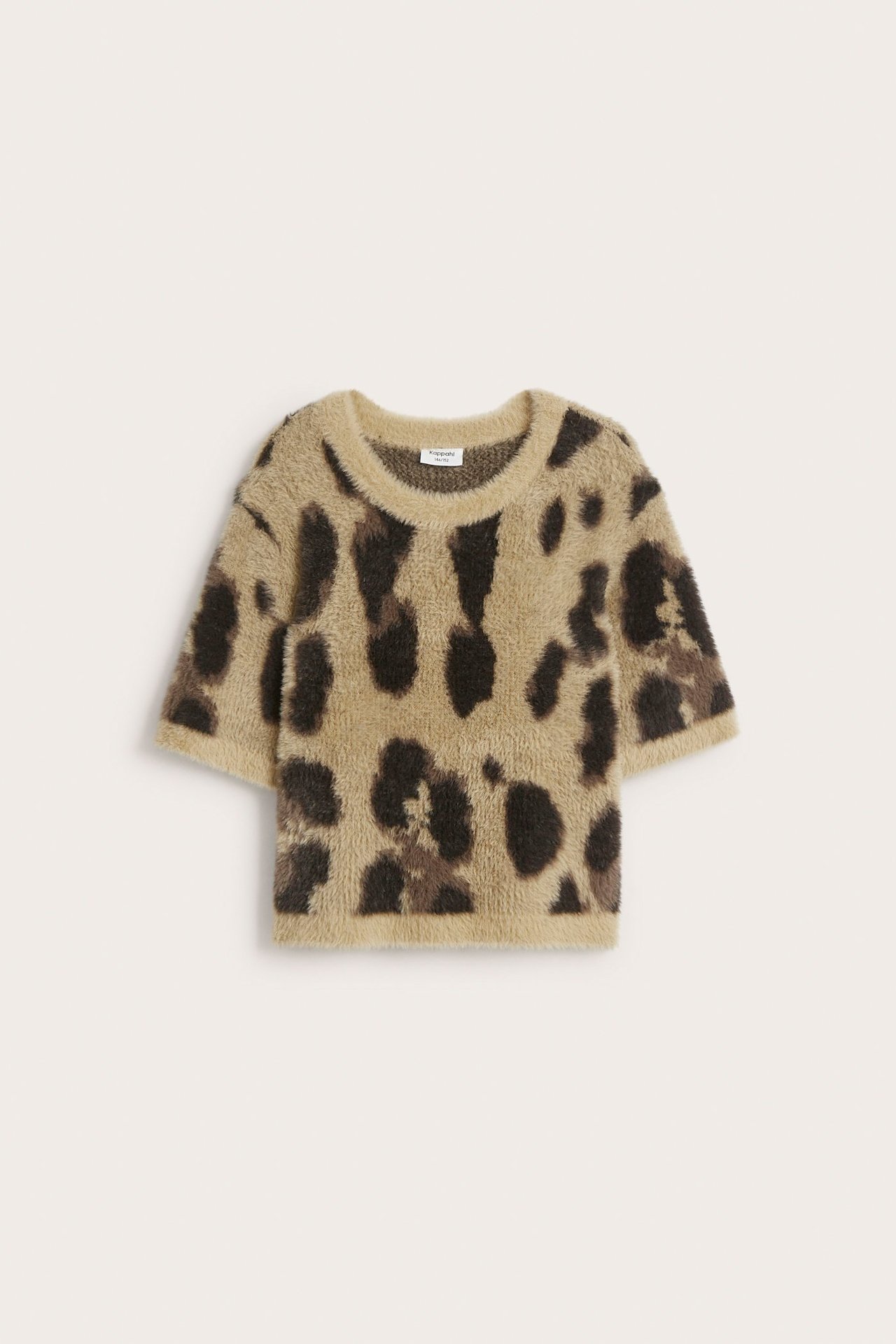 Framifrån: beige, fluffig kortärmad stickad t-shirt med mörkbrunt leopardmönster i jacquardstickning.