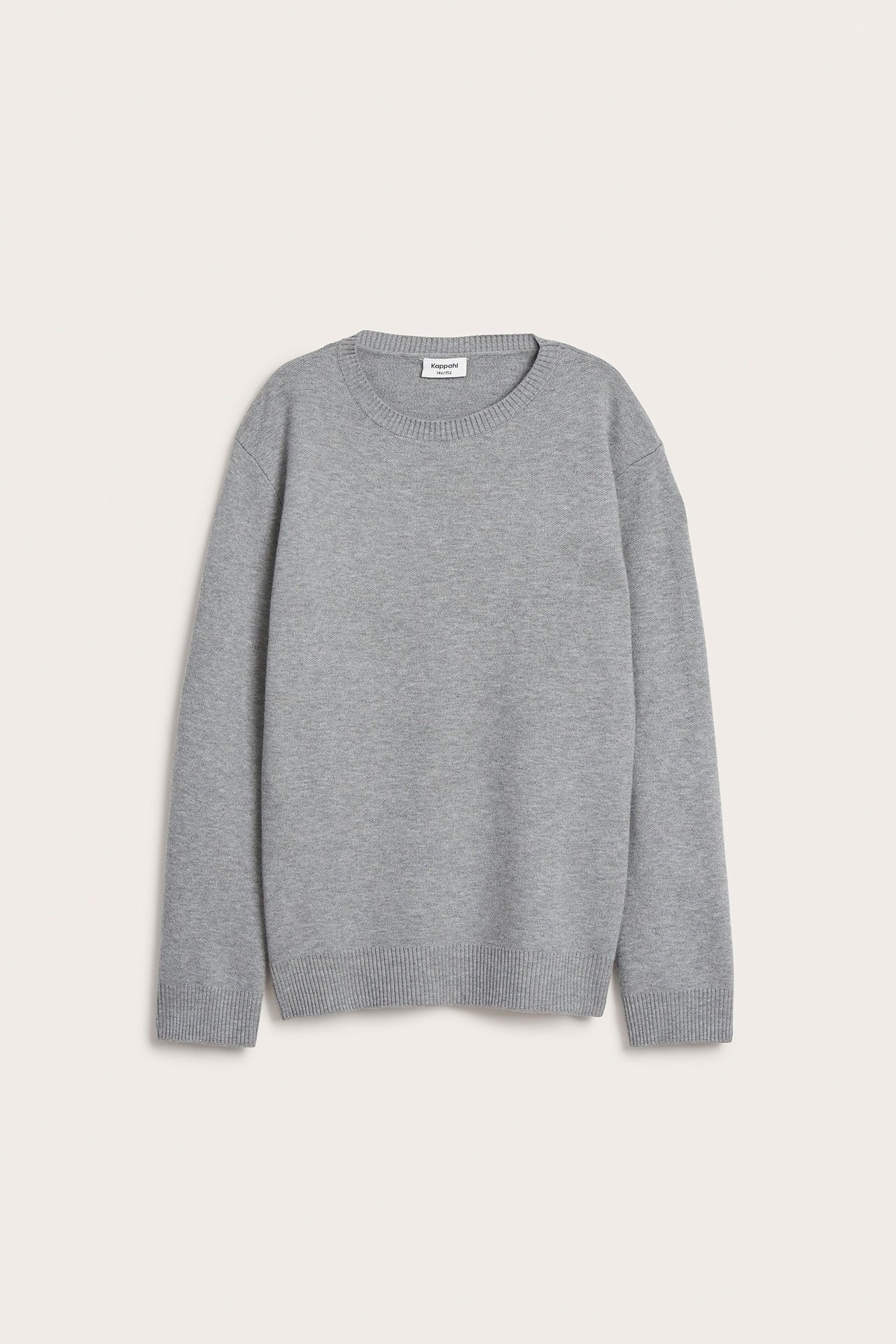 Frontvy av en mörkgrå melerad stickad tröja med rund halsringning, ribbade muddar och nederkant.