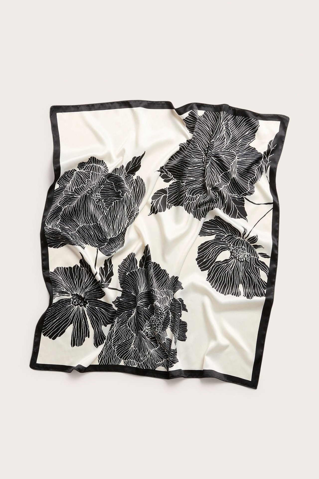 Widok z góry na ecru kwadratową poliestrową apaszkę z czarnym kwiatowym wzorem i czarnym brzegiem.