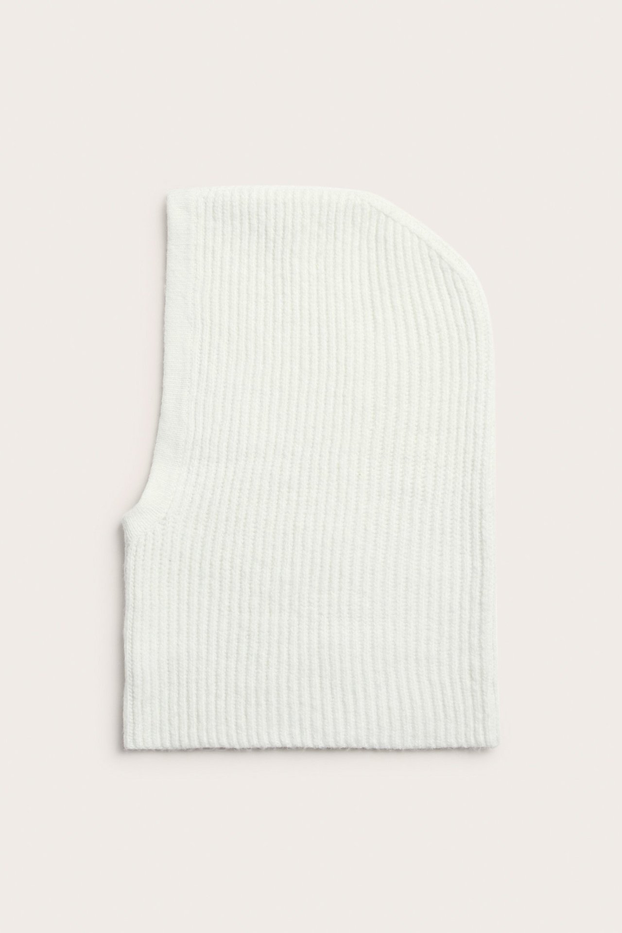Framifrån, en offwhite ribbstickad balaklava i polyester, platt lagd.