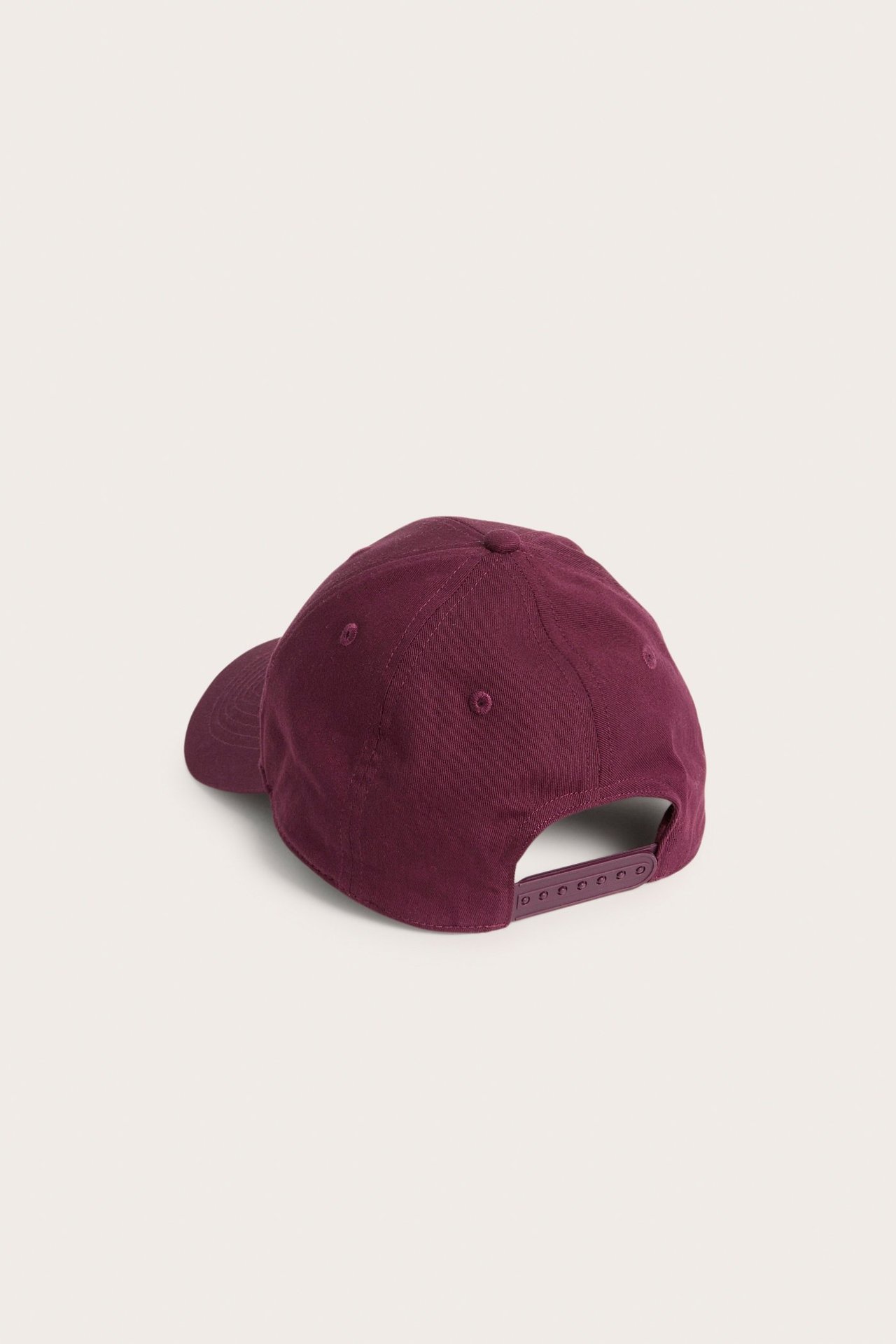 Widok z tyłu ciemnoczerwonej bawełnianej czapki z zapięciem typu snapback.