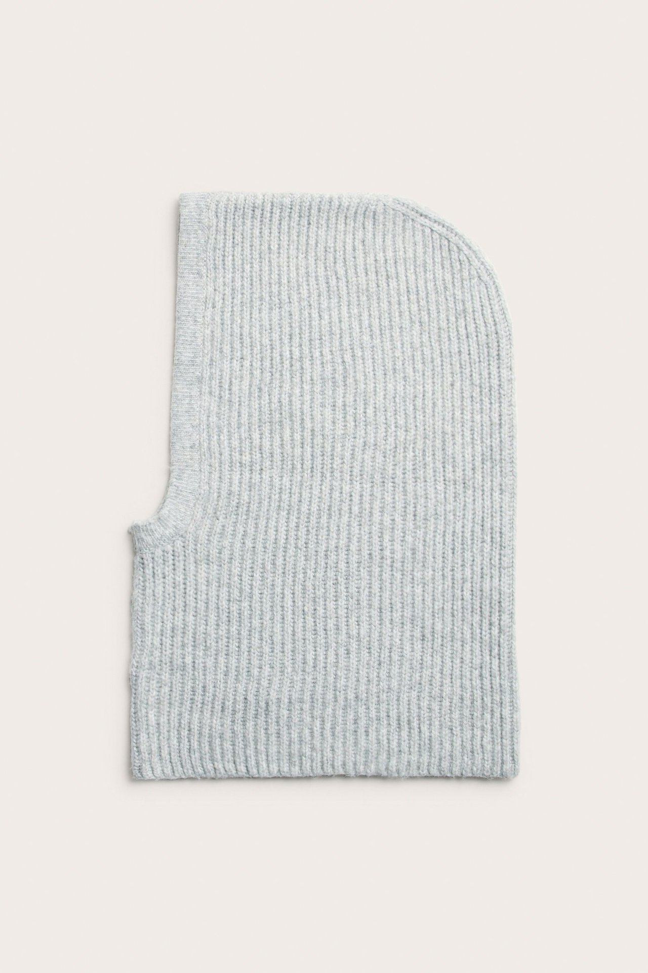 Framifrån, en ljusgrå ribbstickad balaklava i polyester, platt liggande.