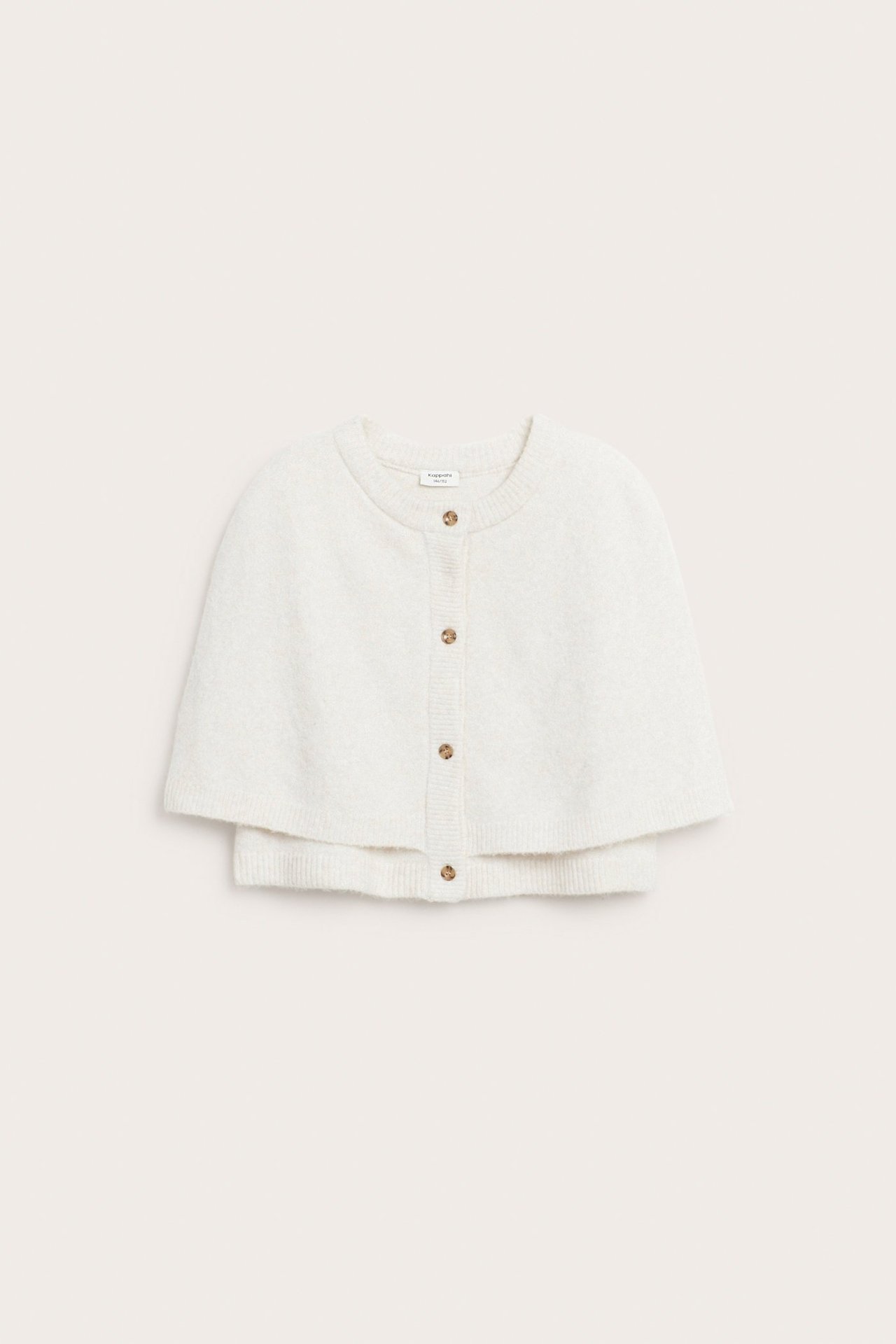 Widok z przodu białego melanżowego dzianinowego poncza z okrągłym dekoltem i drewnianymi guzikami.