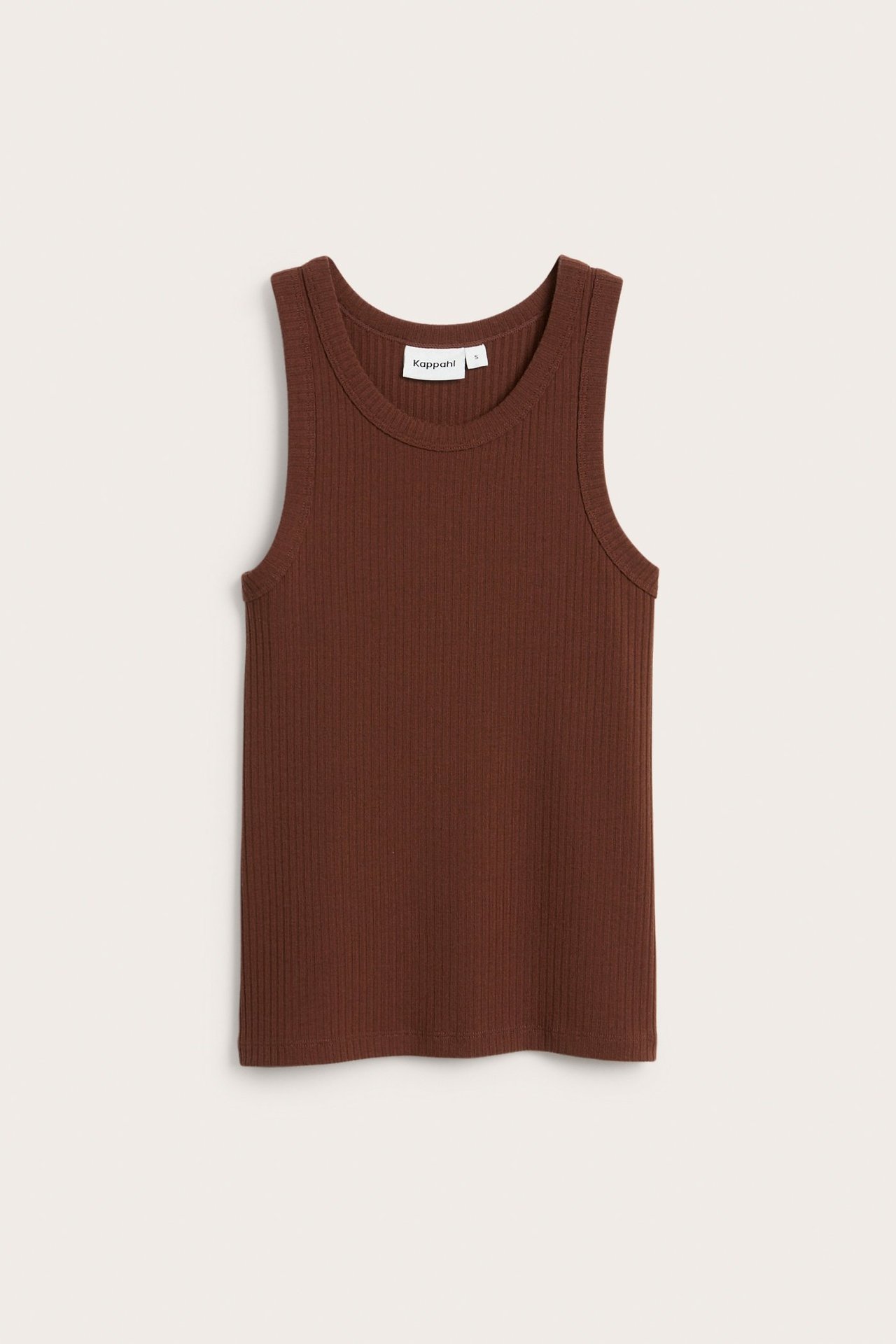 Frontvisning av en brun ribbet singlet med rund hals.
