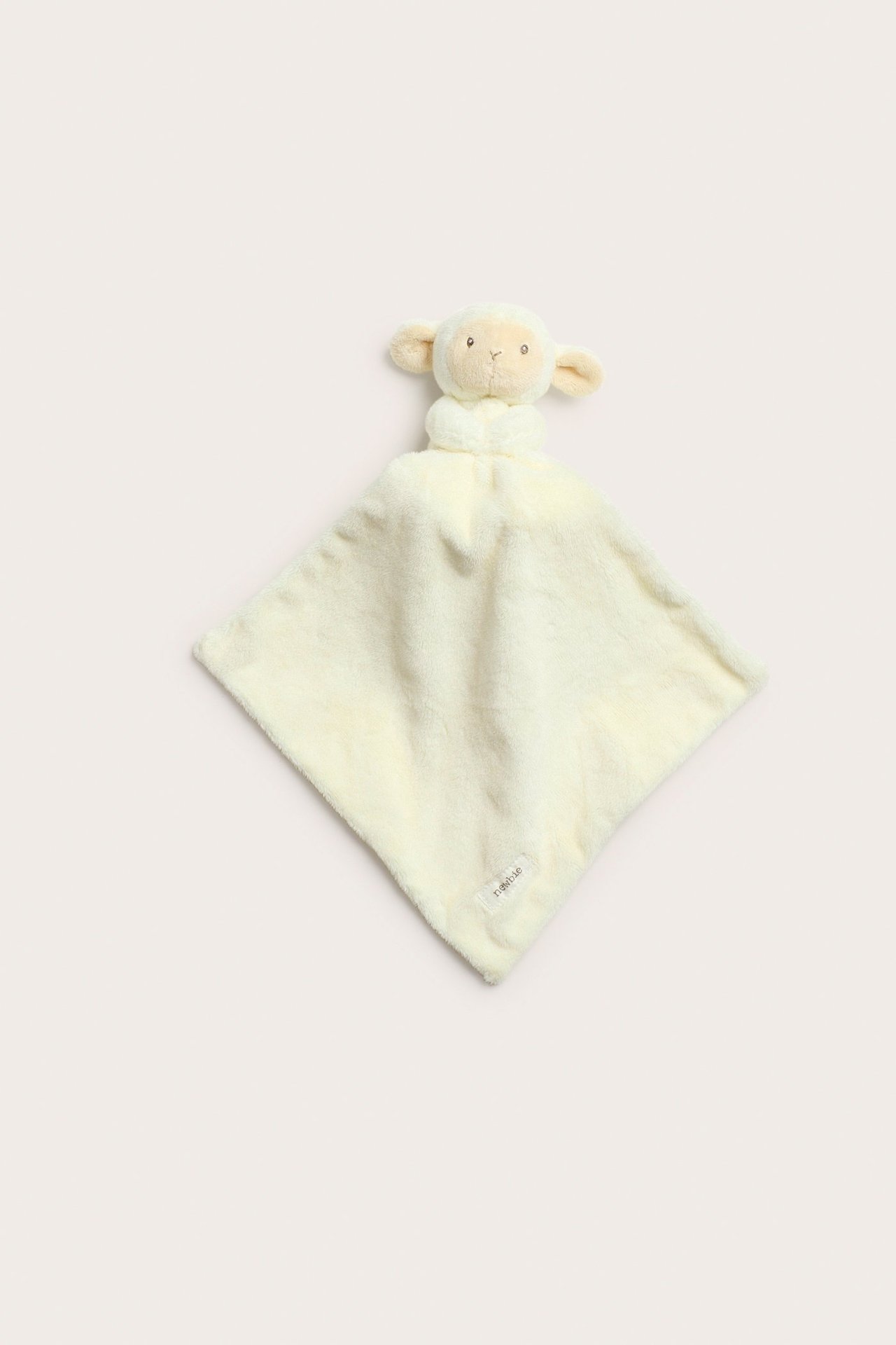Toppvy av en offwhite mjuk snuttefilt i form av ett lamm med fyrkantig filt.