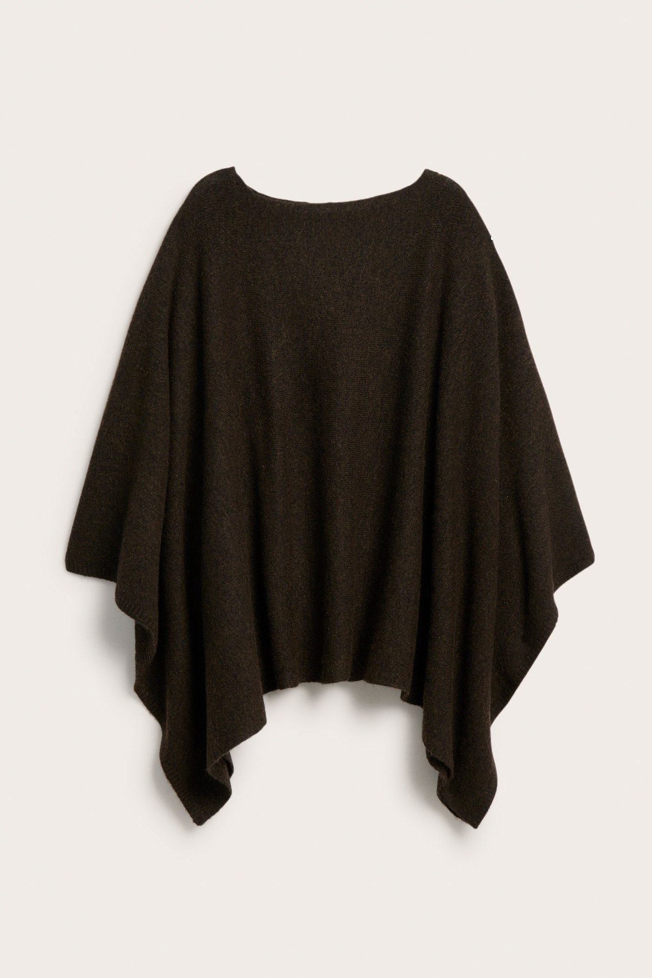 Frontvisning av en mørkebrun melert strikket poncho med båthals og asymmetrisk kant.