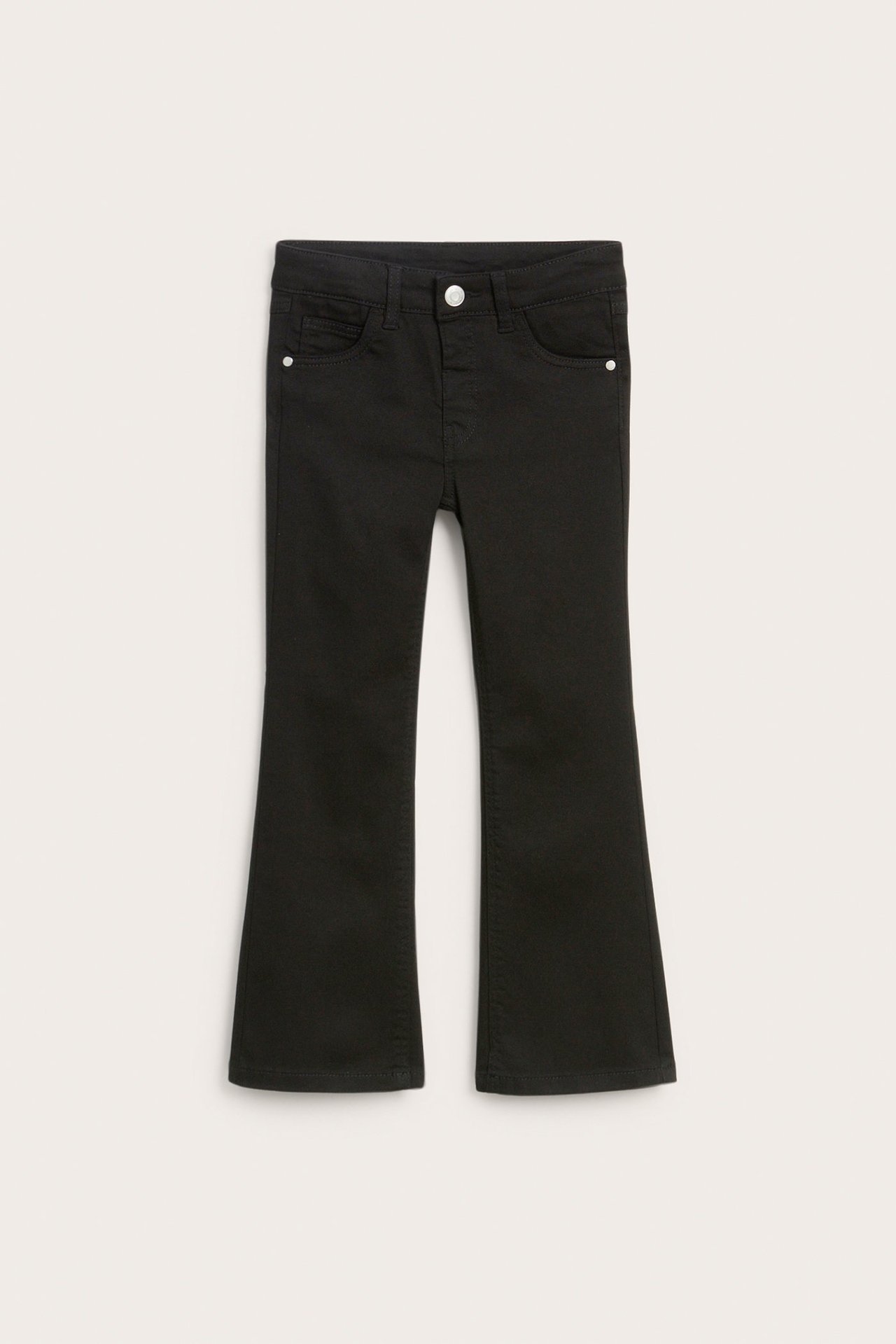 Edestä: lasten mustat bootcut-farkut joustavaa twilliä, vyötäröllä painonappi.