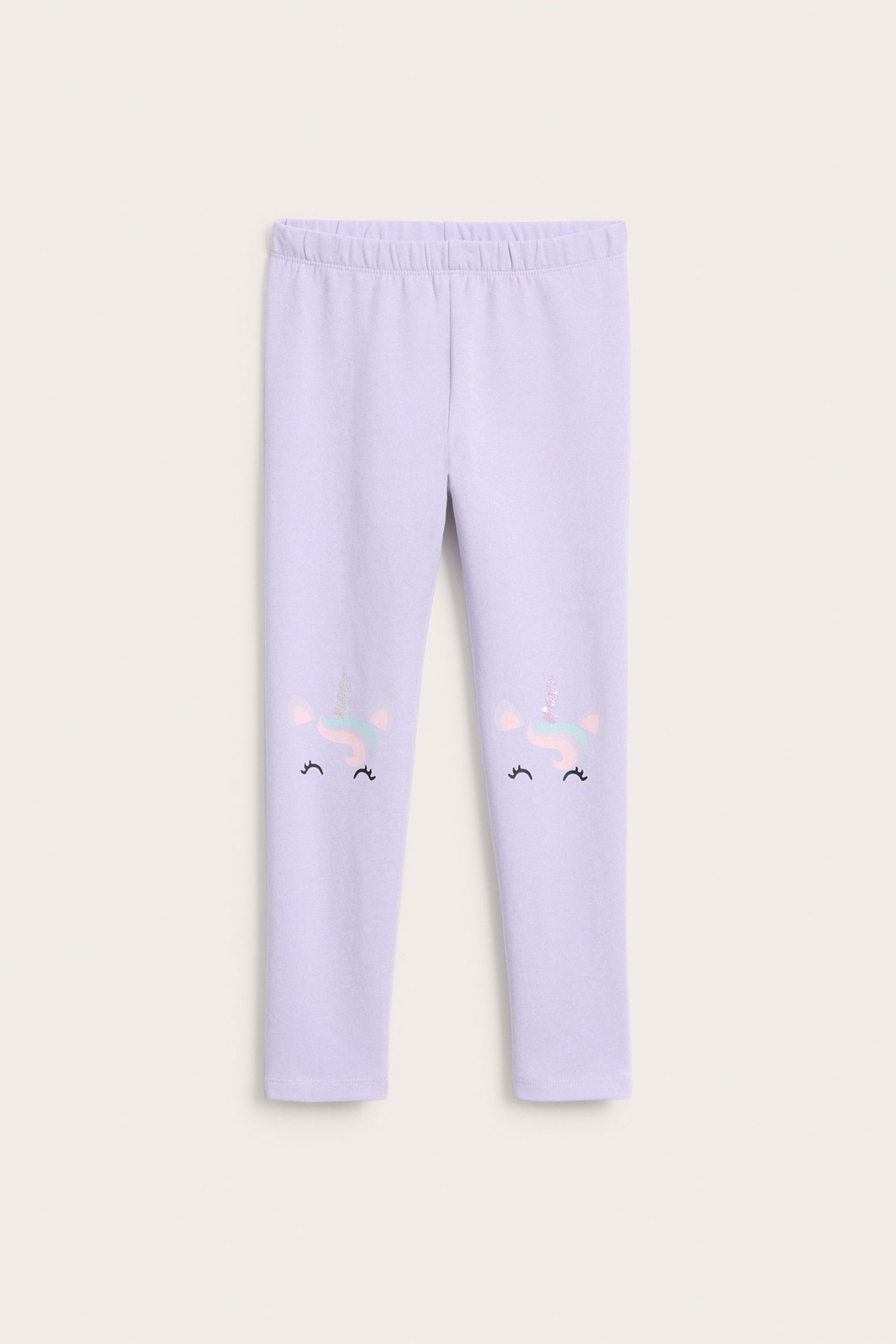 Widok z przodu dziecięcych jasnofioletowych legginsów z mieszanki bawełny z aplikacjami jednorożca na kolanach.