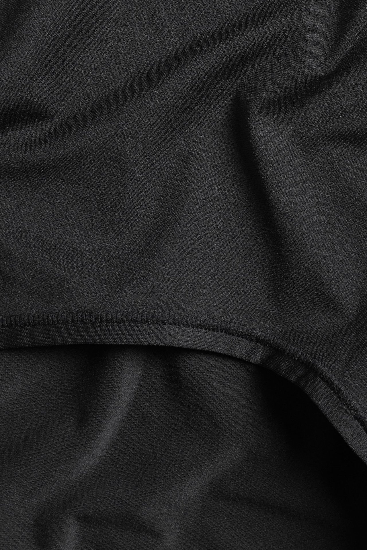 Zbliżenie na czarne, jednolite figi hipster z wysokim stanem z miękkiego, elastycznego poliamidu z elastanem.