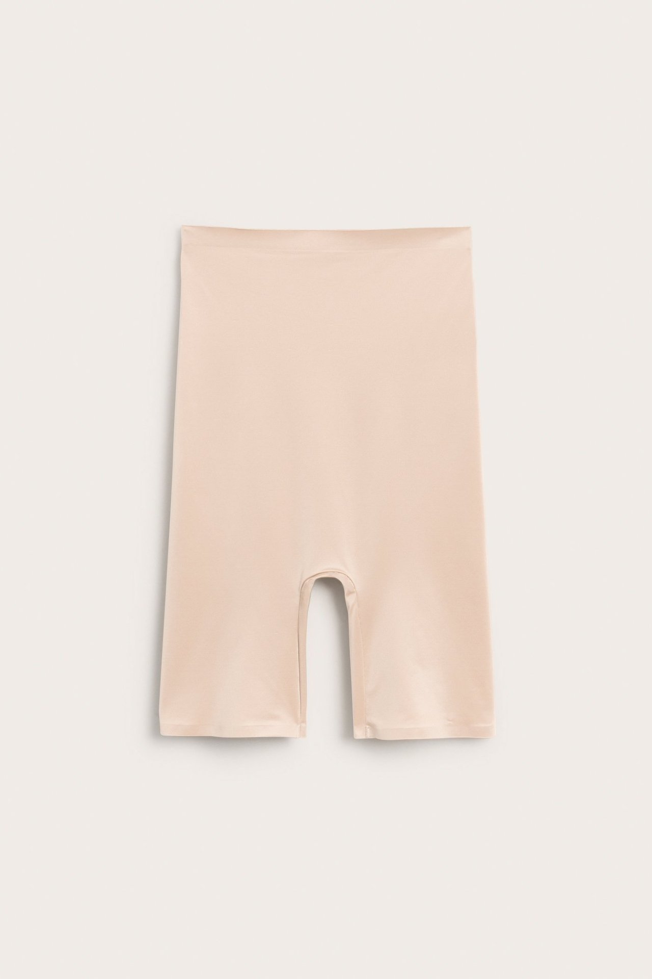 Forfra: Lys rosa høytlivs sømløse shaping-shorts i glatt satinmicro.