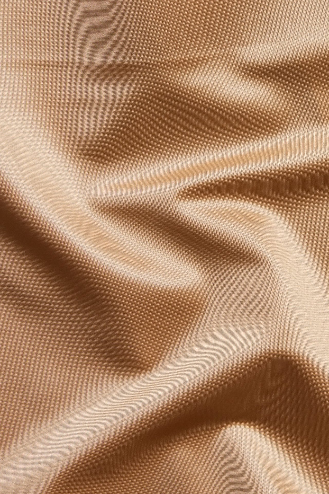 Zbliżenie brązowego, jednolitego materiału satynowego mikro do stringów, z miękkimi fałdami.