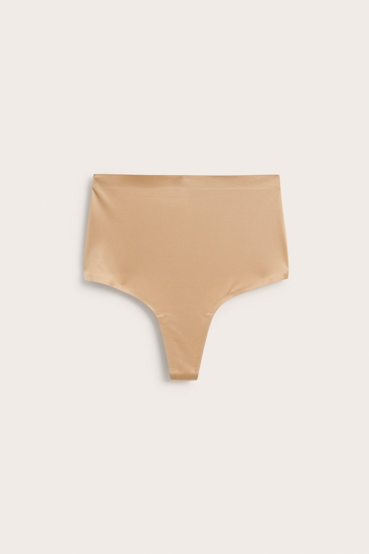 Frontvisning av en dame high-waist beige shaping stringtruse i glatt satinmicro med sømløse kanter.