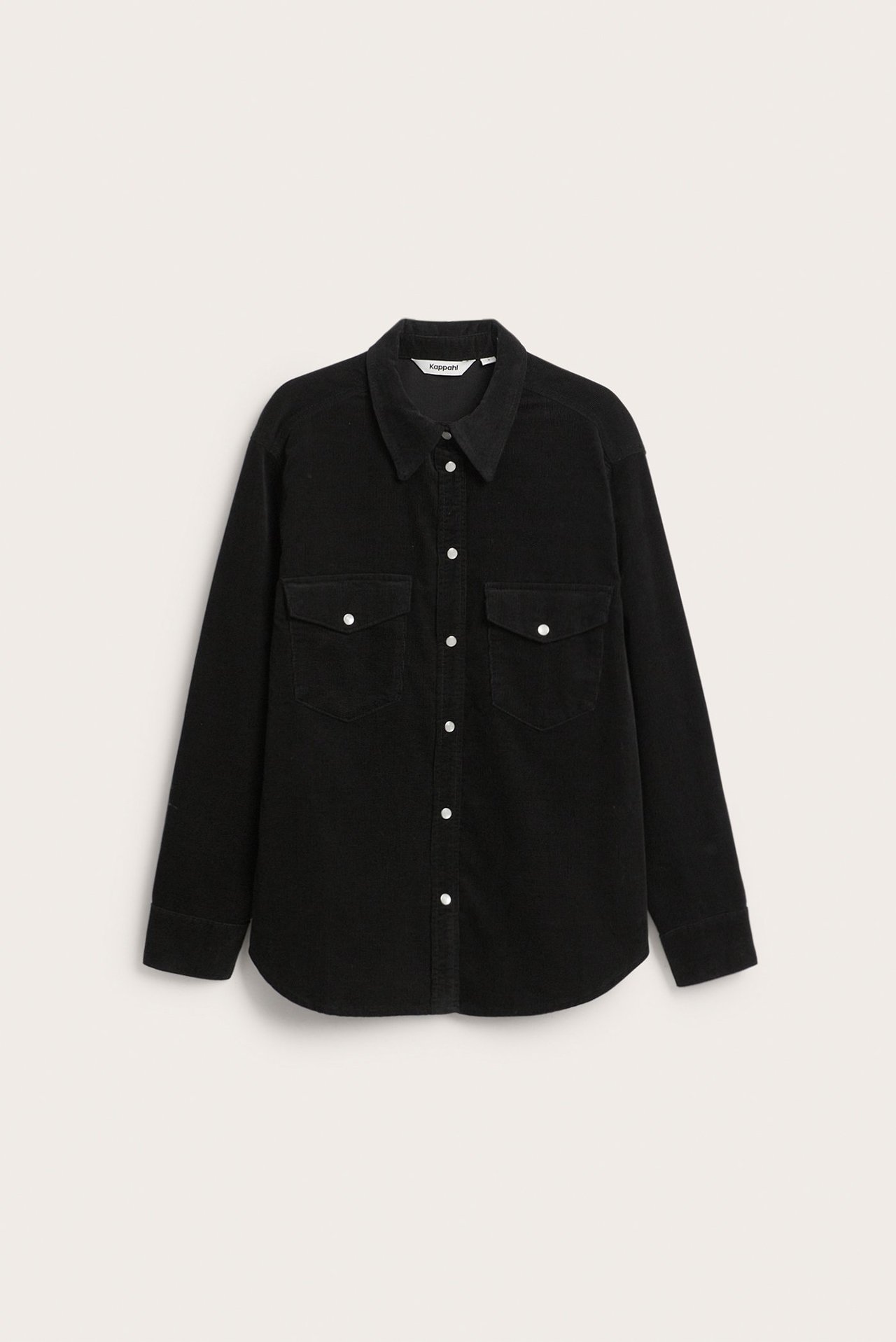 Widok z przodu czarnej koszuli sztruksowej z białymi zatrzaskami i dwiema kieszeniami na piersi.