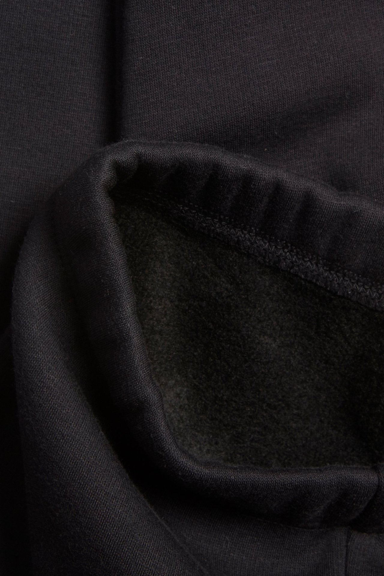 Lähikuva mustista lämmittävistä leggingseistä, jotka näyttävät pehmeän harjatun sisäpuolen.