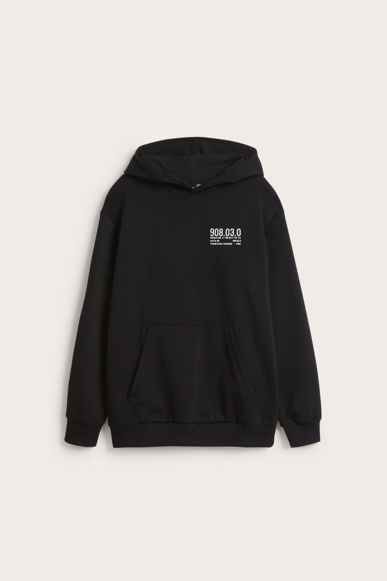 Widok z przodu czarnej bluzy dziecięcej z kapturem, kieszenią kangurką i białym nadrukiem.