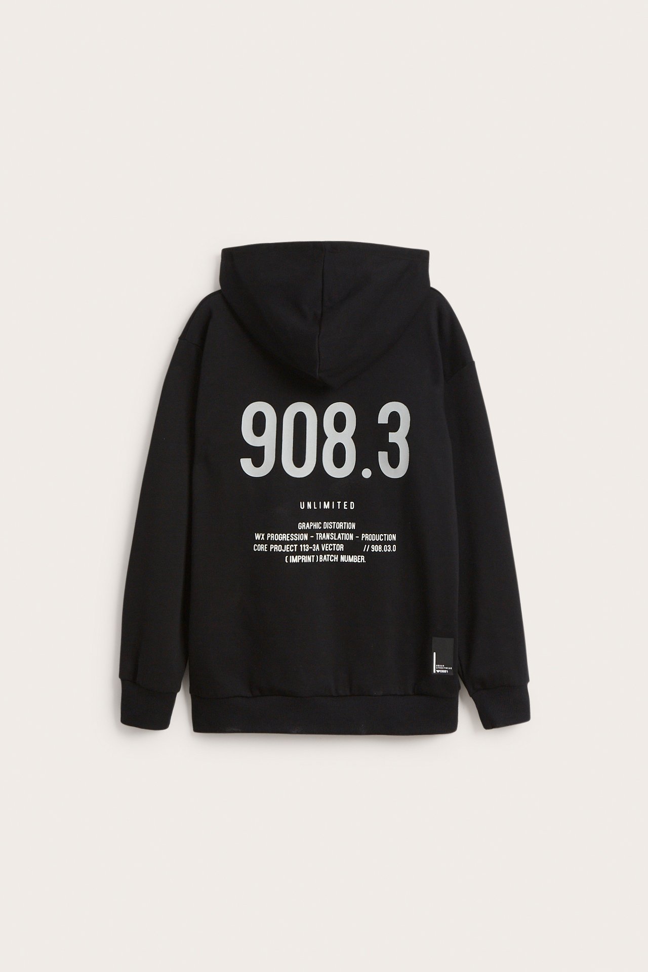 Bakifrån: Svart barnhoodie med stort vitt "908.3" grafiskt tryck på ryggen.