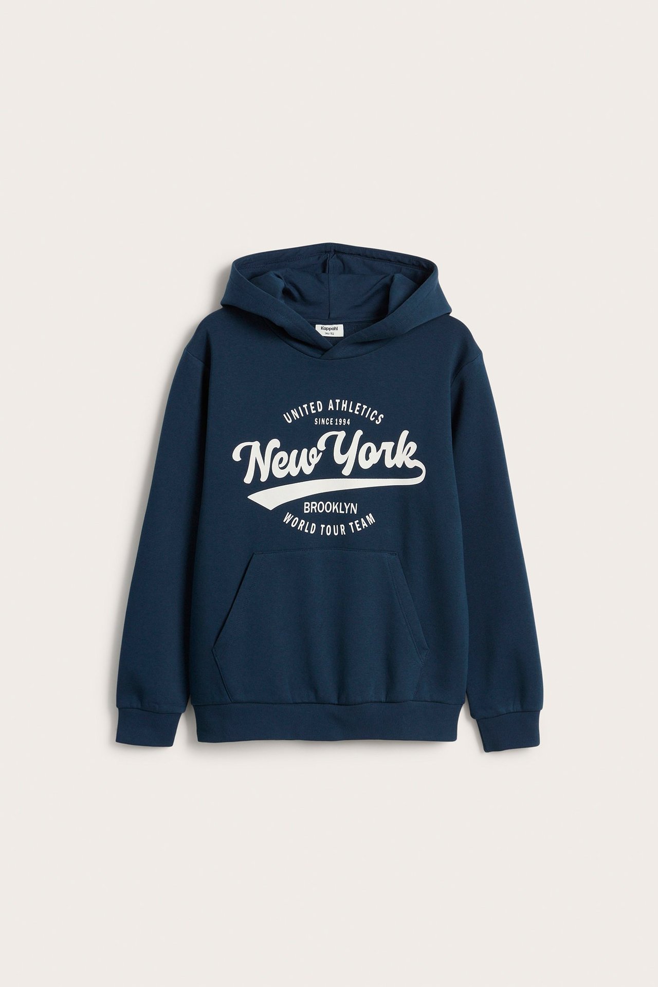 Edestä: Lasten tummansininen puuvillasekoitehuppari valkoisella 'New York' -painatuksella, kengurutasku.