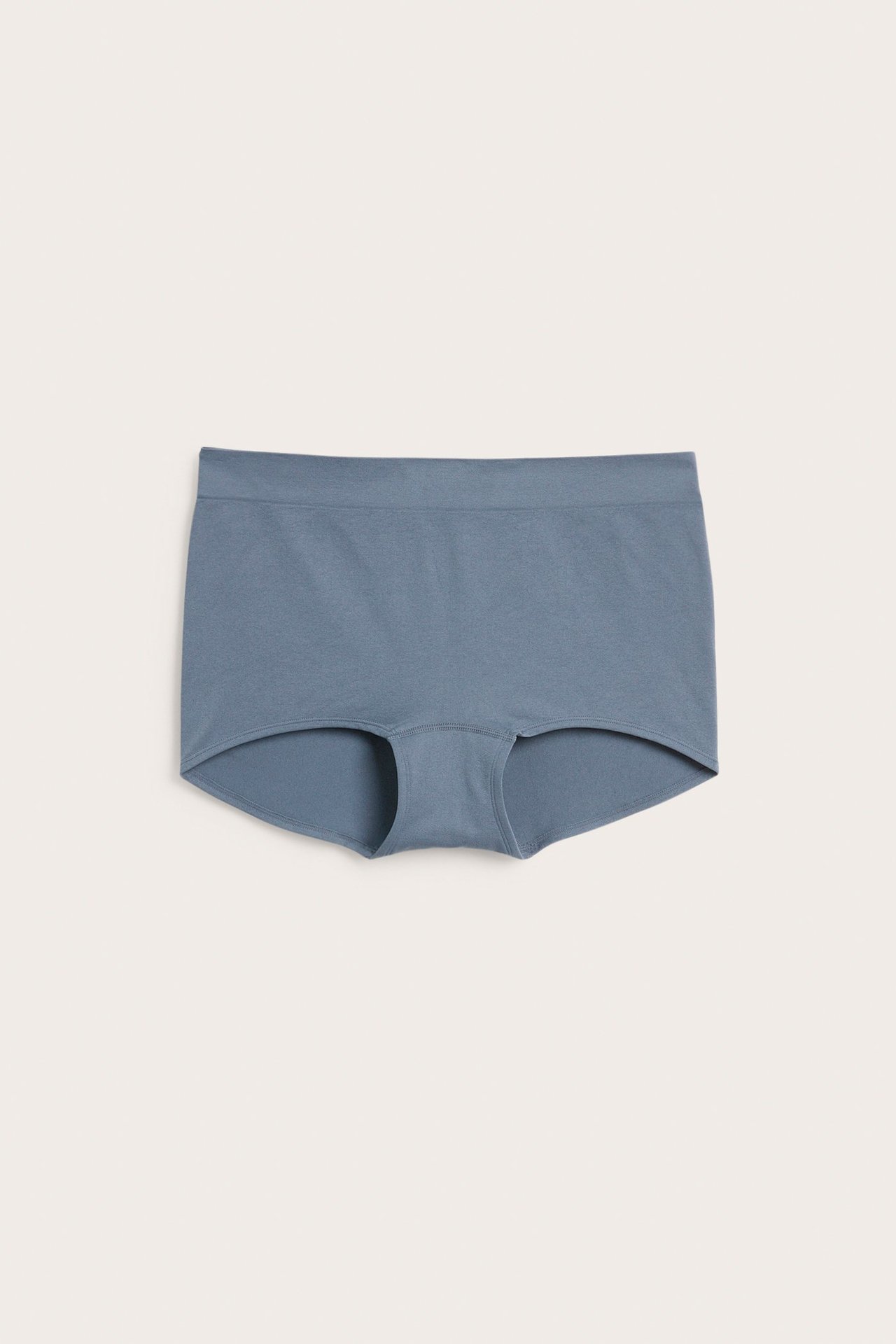 Frontvisning av mørkeblå sømløse boxershorts med bred linning.