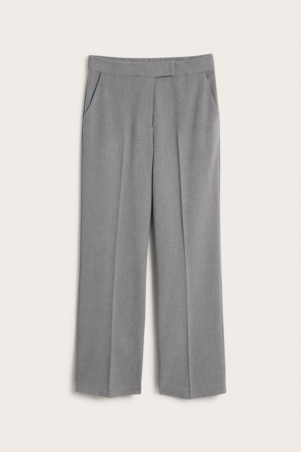 Frontvisning av lys grå melert dressbukse med rette ben og sidelommer.