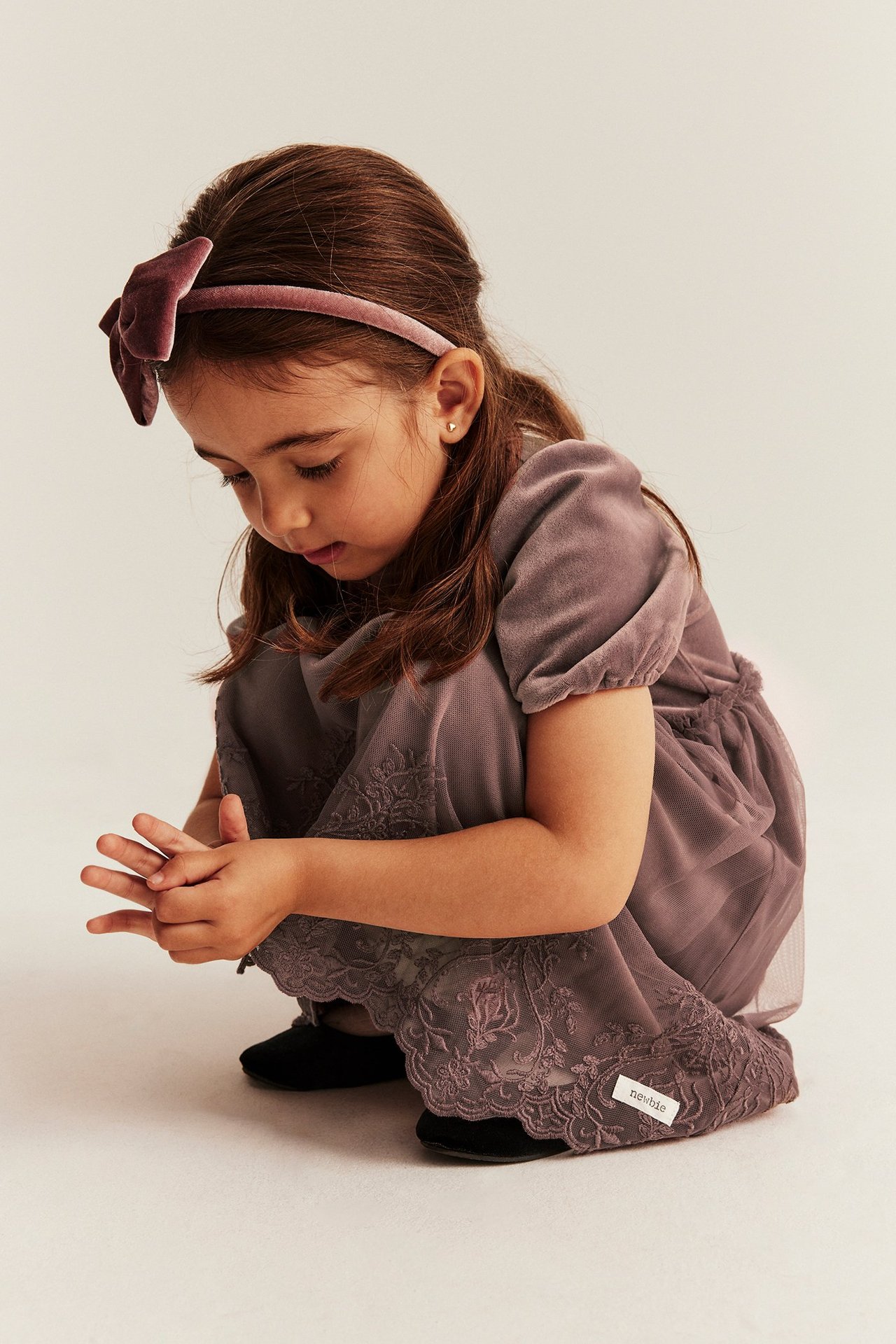 Mørk rosa velourkjole med mesh-skjørt, broderi, for jente, frontvisning.