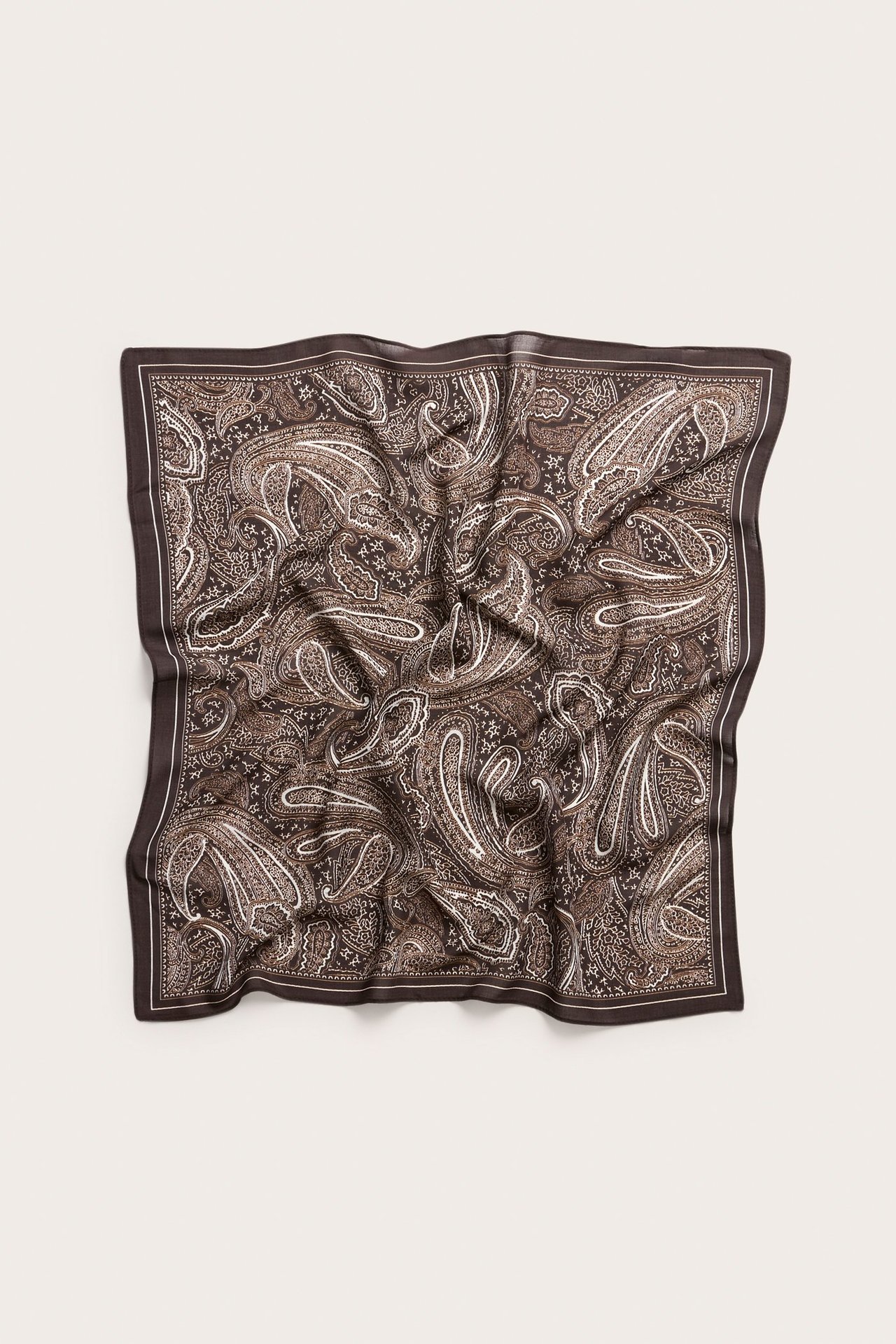 Widok z góry na kwadratową, ciemnobrązową apaszkę w paisley wzór z mieszanki lyocellu i wiskozy.