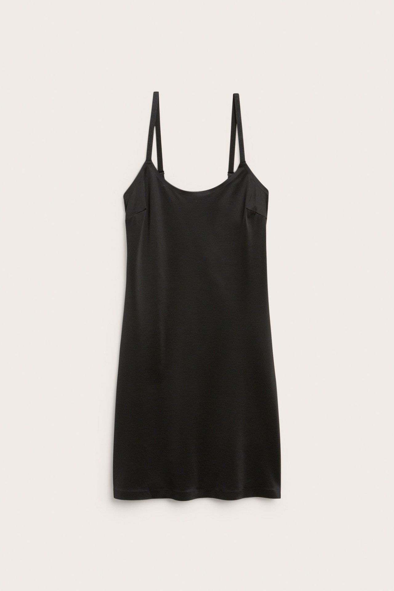 Widok z przodu czarnej, obcisłej halki modelującej z regulowanymi ramiączkami i satynowym wykończeniem.