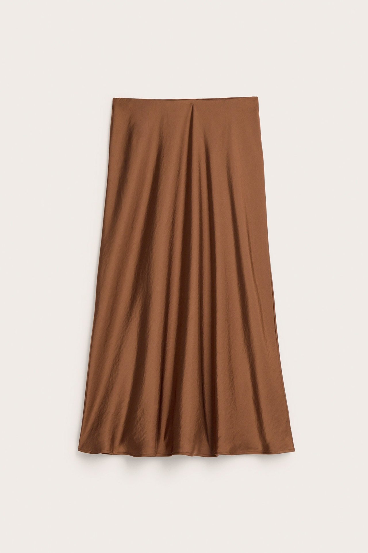 Edestä näkymä ruskeasta levenevästä satiinihameesta.