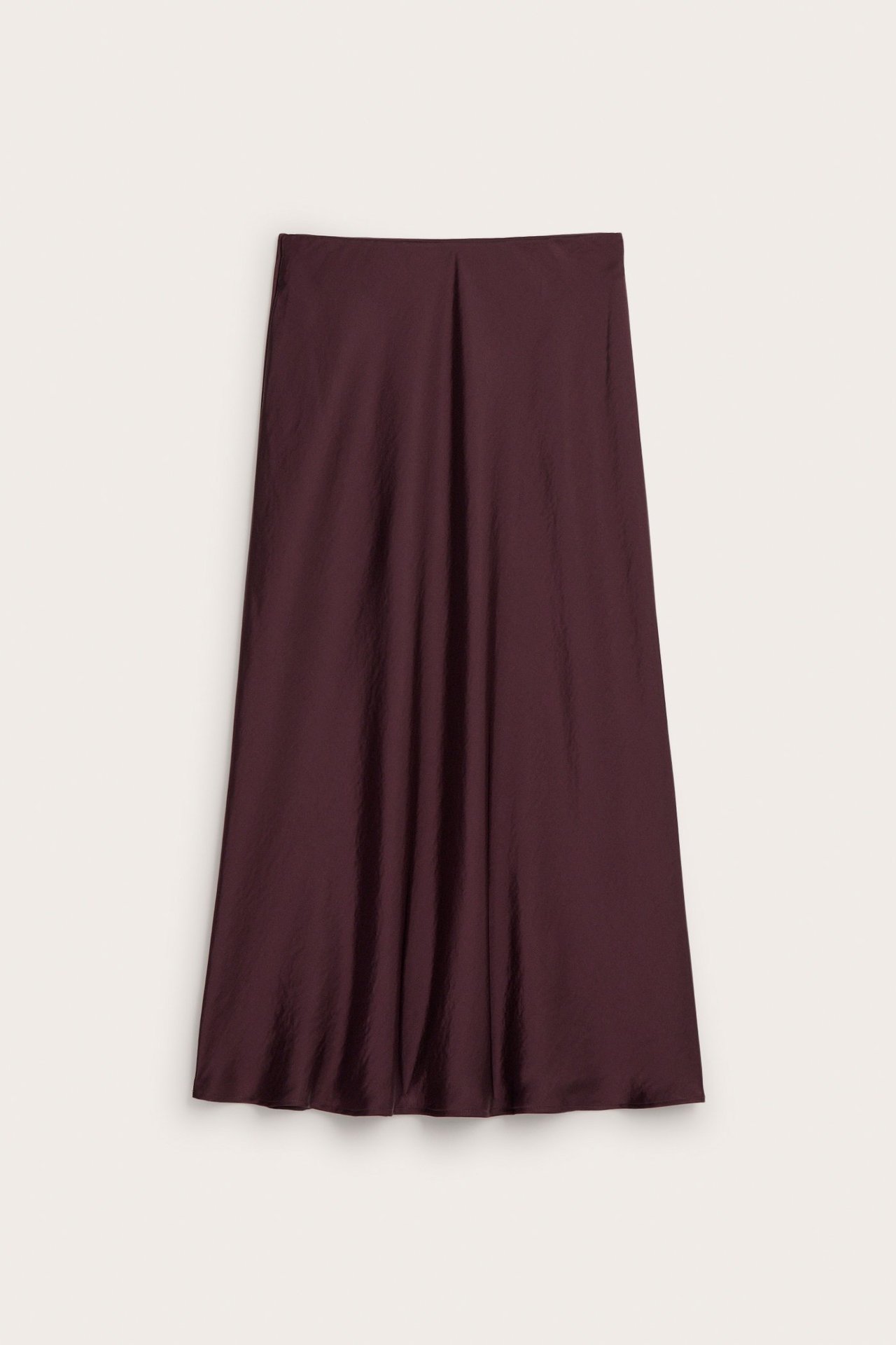 Edestä näkymä yksivärisestä viininpunaisesta kellohelmaisesta polyesterisatiinihameesta.