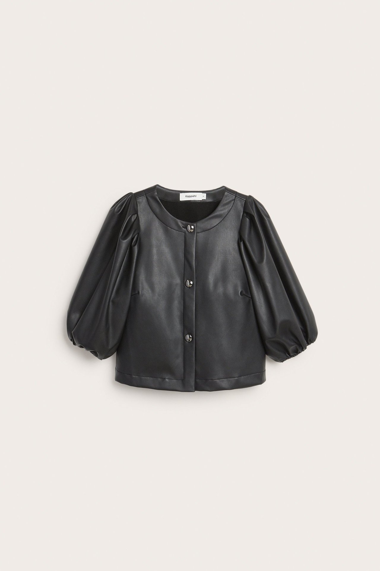 Widok z przodu czarnej bluzki z PU z bufiastymi rękawami i zapięciem na guziki.