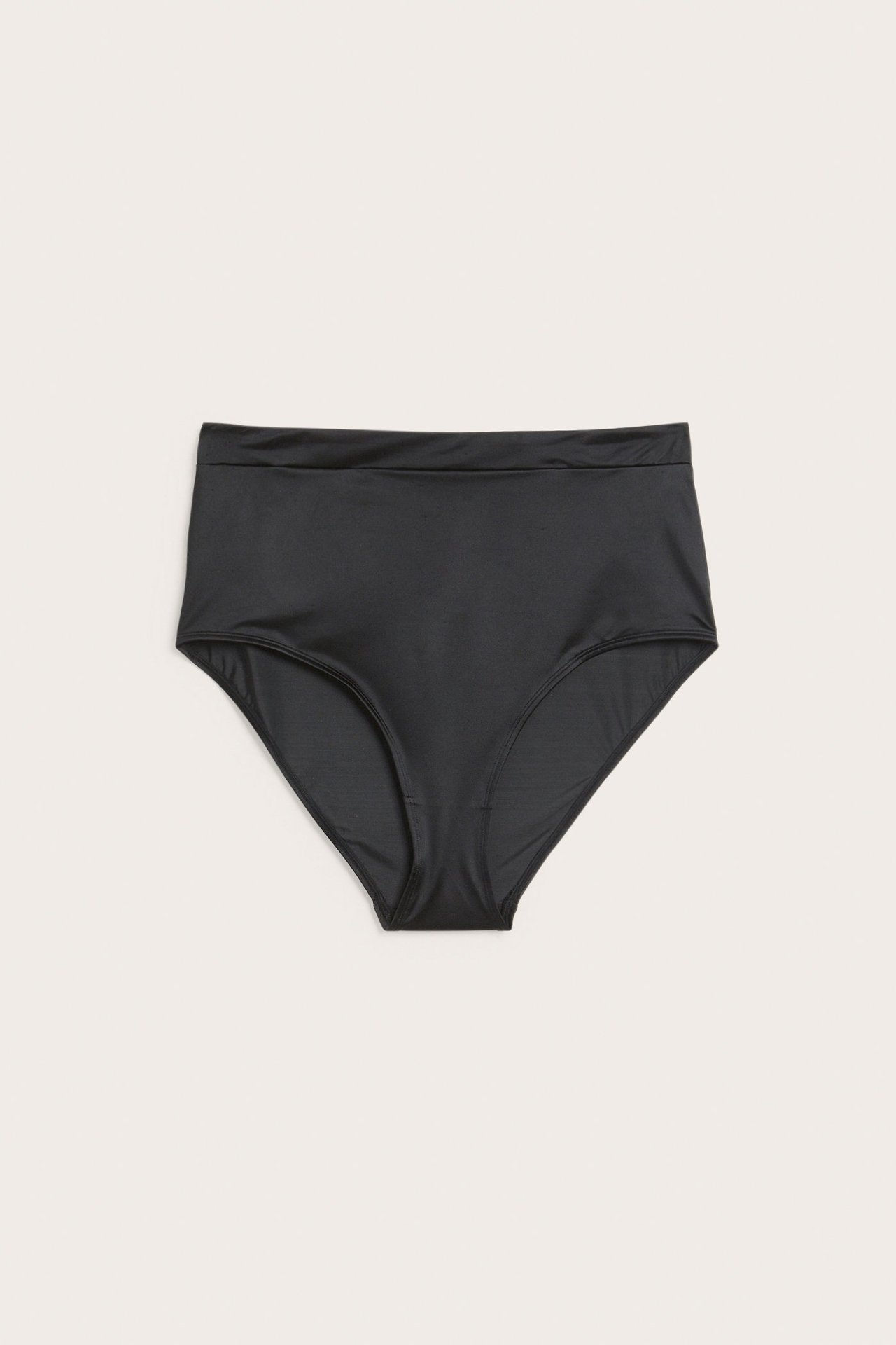 Forfra, svart høy truse i glanset, ensfarget stoff med elastisk midje.